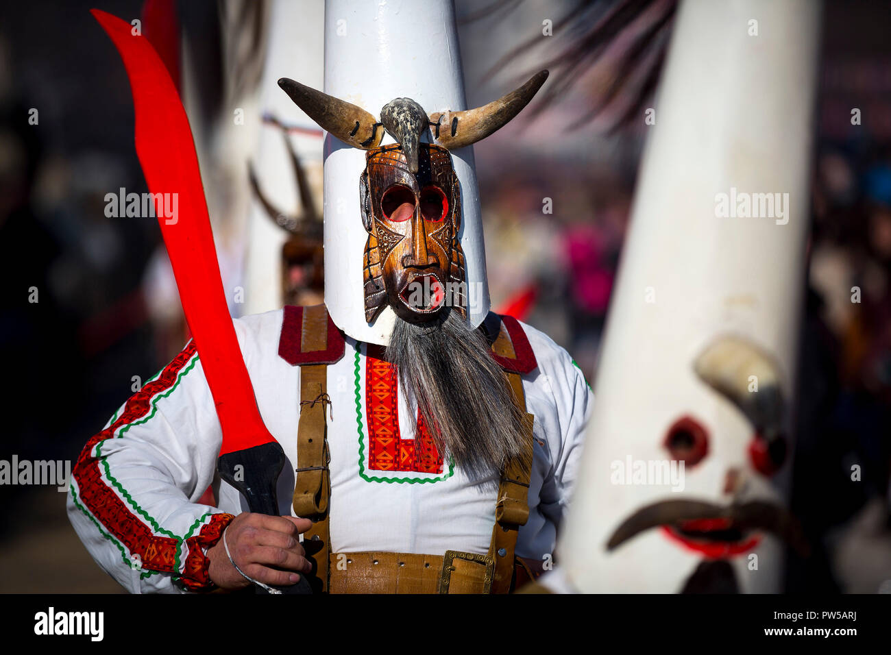 I partecipanti prendono parte al Festival Internazionale di giochi Masquerade Surva. Il festival promuove variazioni di antiche bulgari e stranieri cust Foto Stock