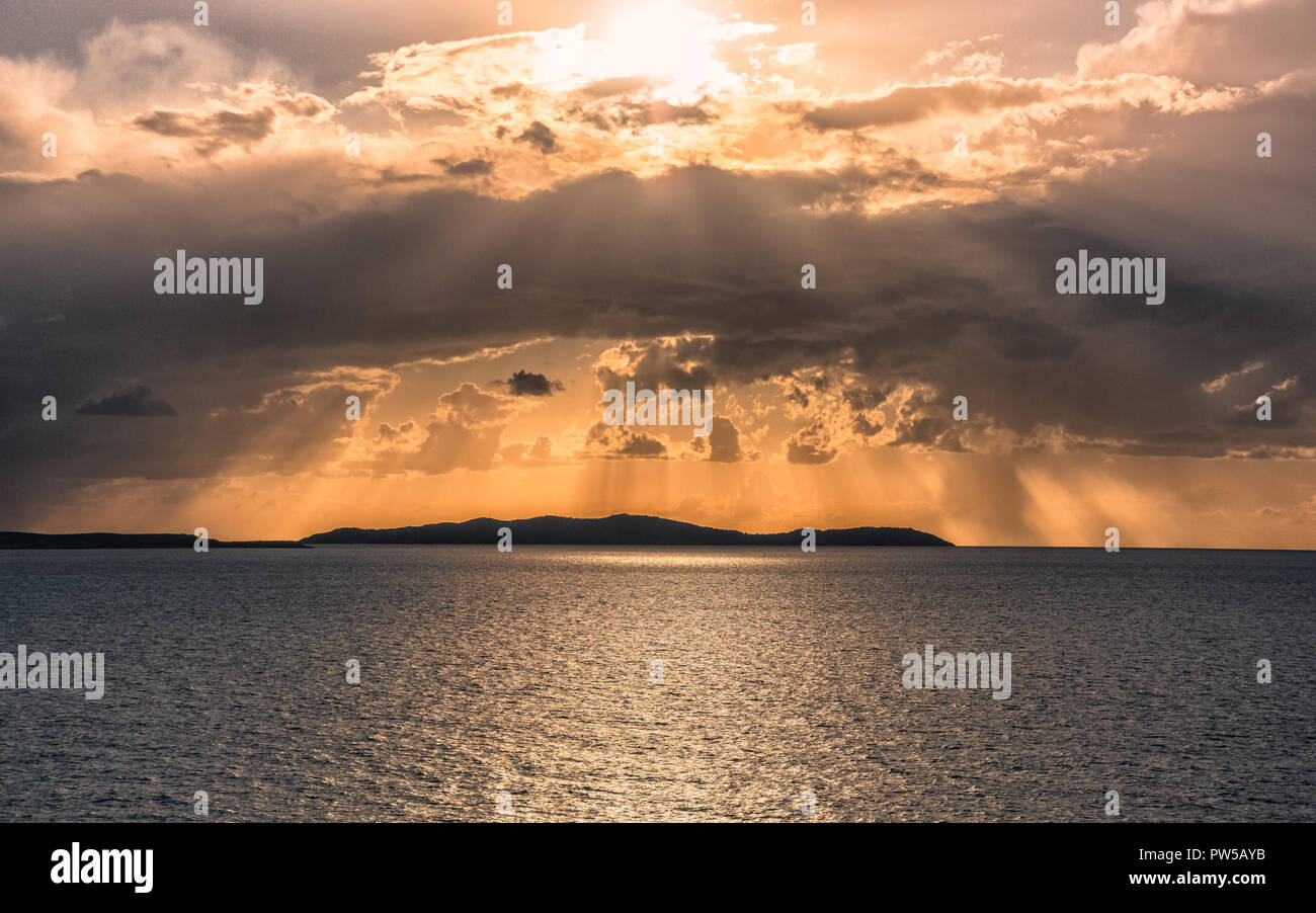 Raggi di sole splendente sull'oceano Foto Stock