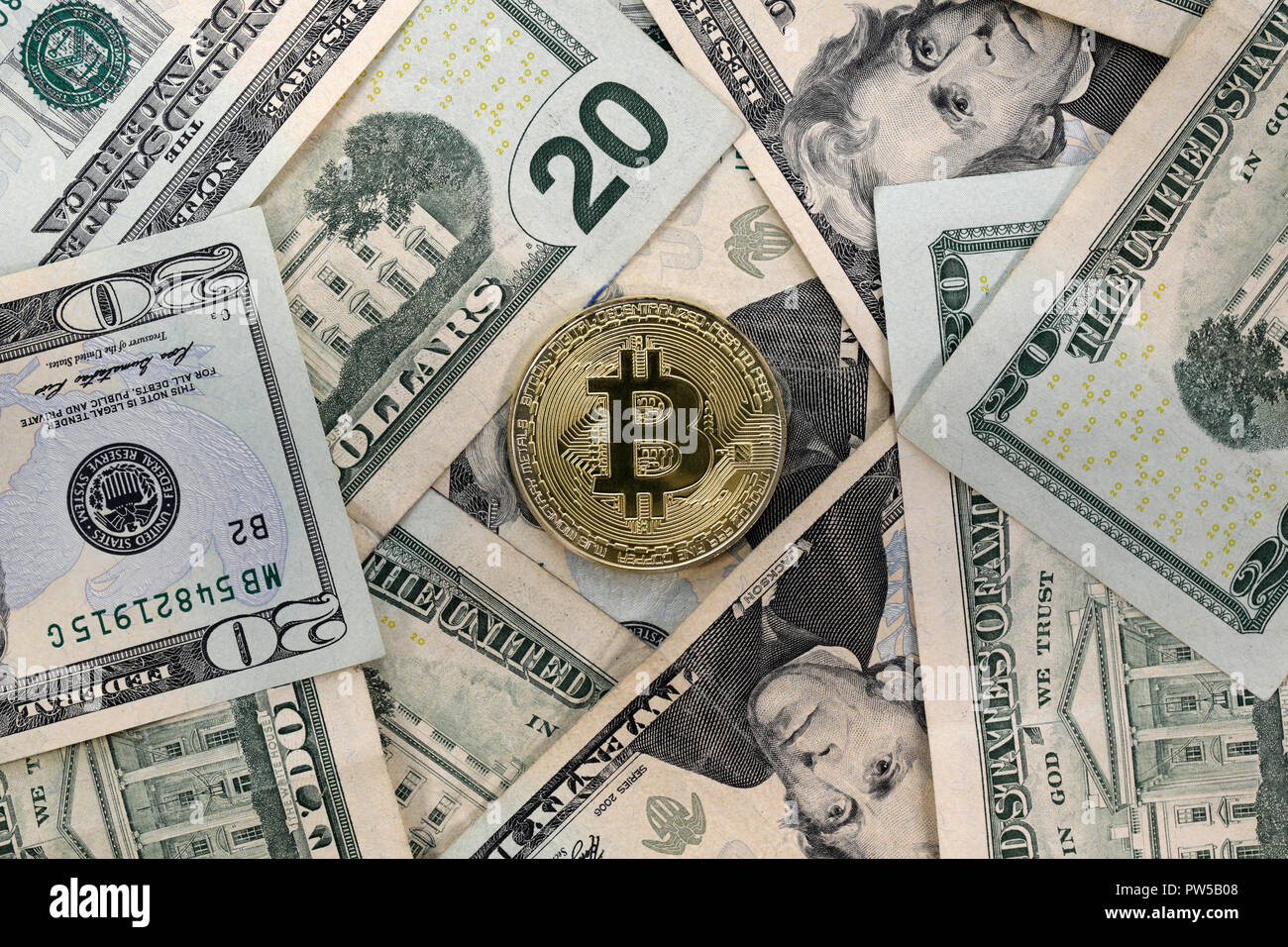Virtual cryptocurrency denaro Bitcoin dorata sulla moneta degli Stati Uniti Stati Uniti venti dollari ($20) con le facce del Presidente Andrew Jackson. Foto Stock
