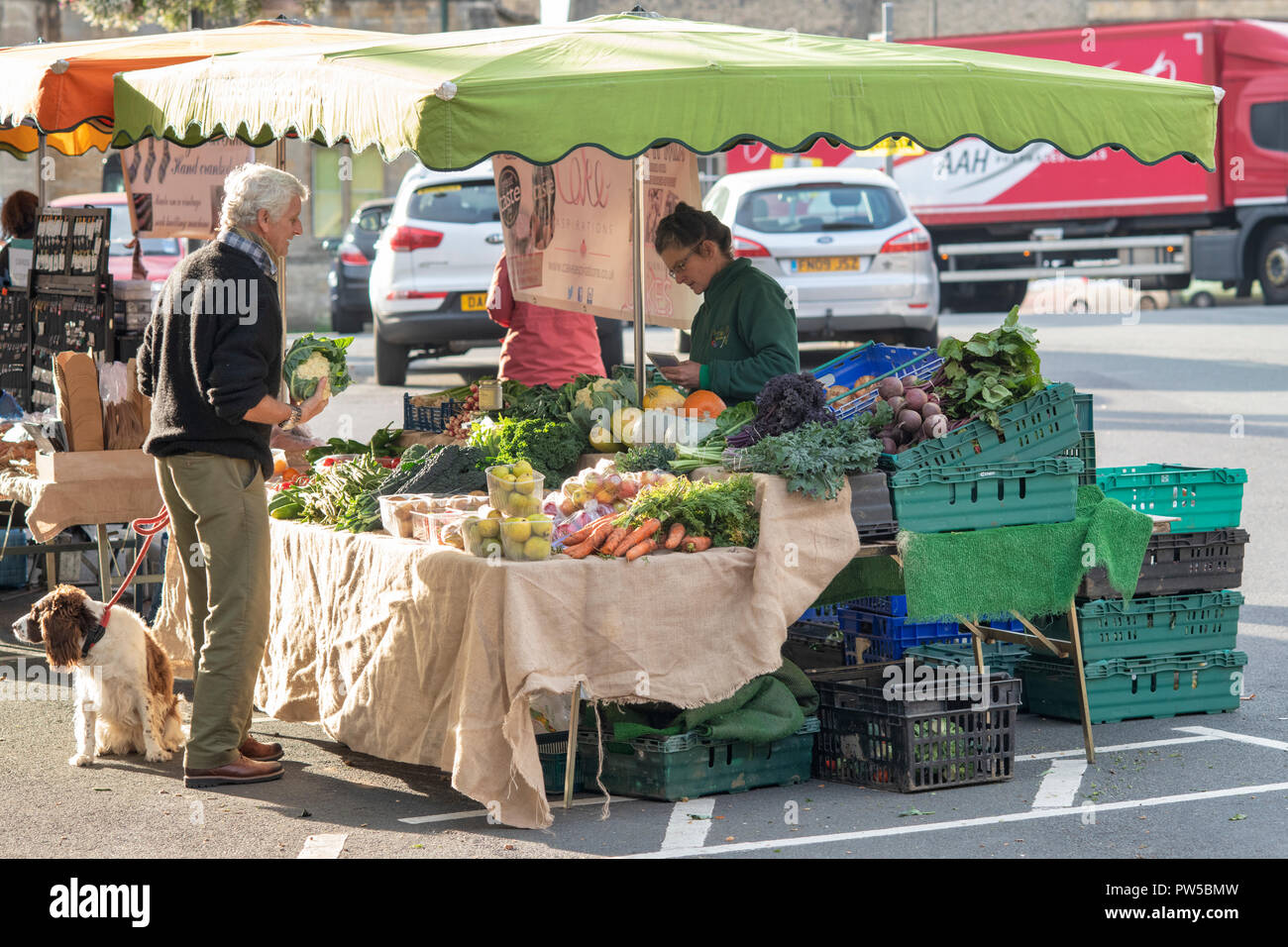 Stallo vegetali a Stow on the Wold farmers market. Stow on the Wold, Gloucestershire, Inghilterra Foto Stock