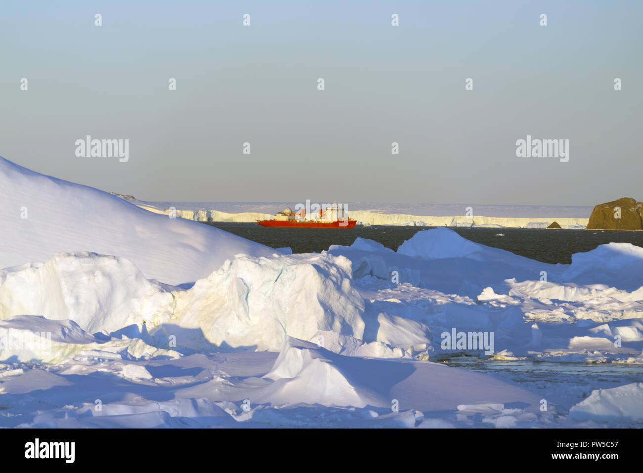 Panorama e aria solo su ghiaccio floes, la natura e il paesaggio antartico. Sunrise, giorno del tramonto. Tiro con quadrocopter. Foto Stock