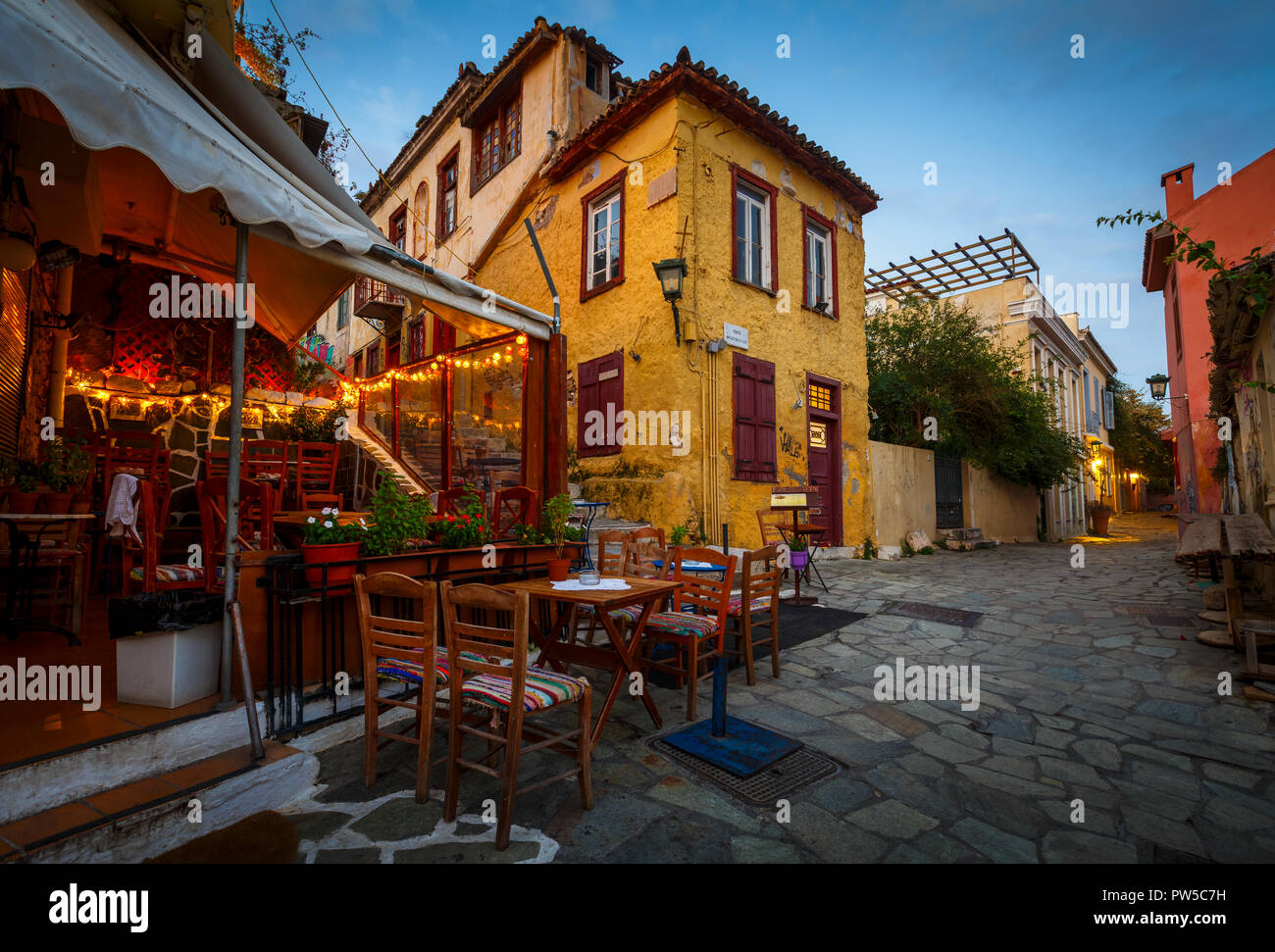 Atene, Grecia - Ottobre 04, 2018: Street nel quartiere Plaka di Atene appena sotto l'Acropoli. Foto Stock
