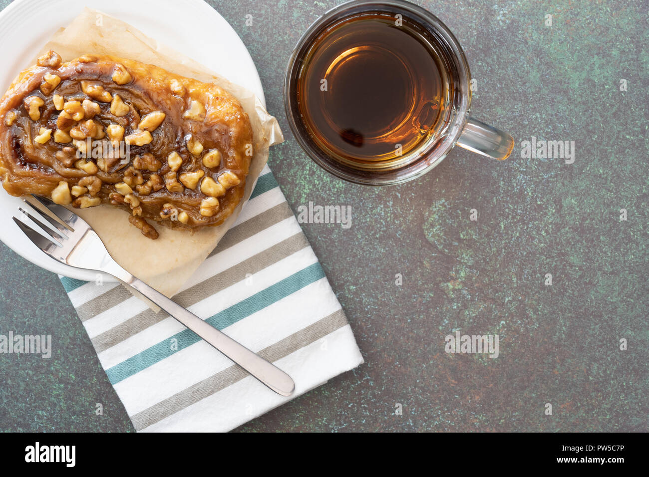 Il dessert di sticky bun e caffè su sfondo verde Foto Stock
