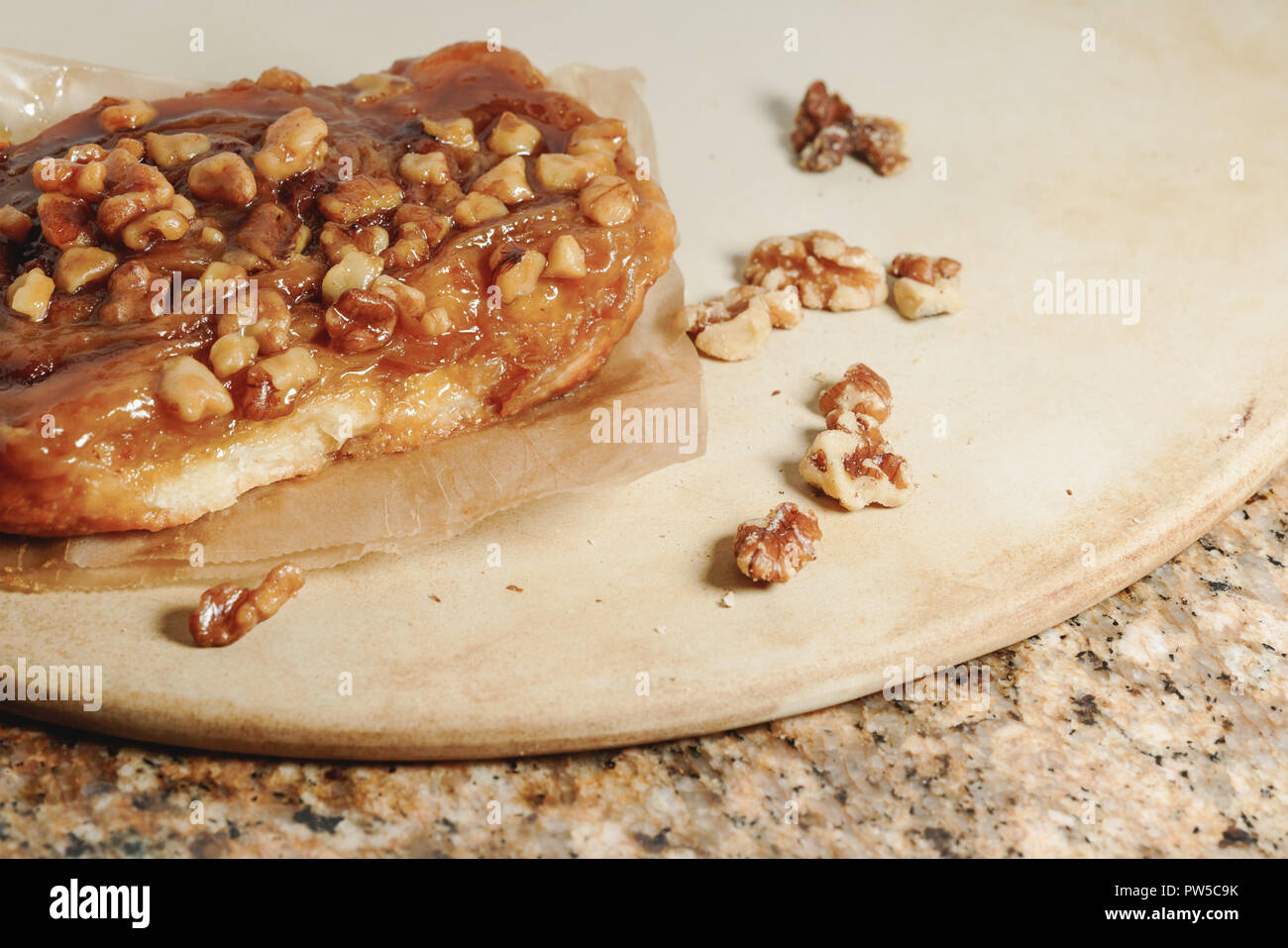 Sticky bun sulla cottura e pietra di granito Foto Stock