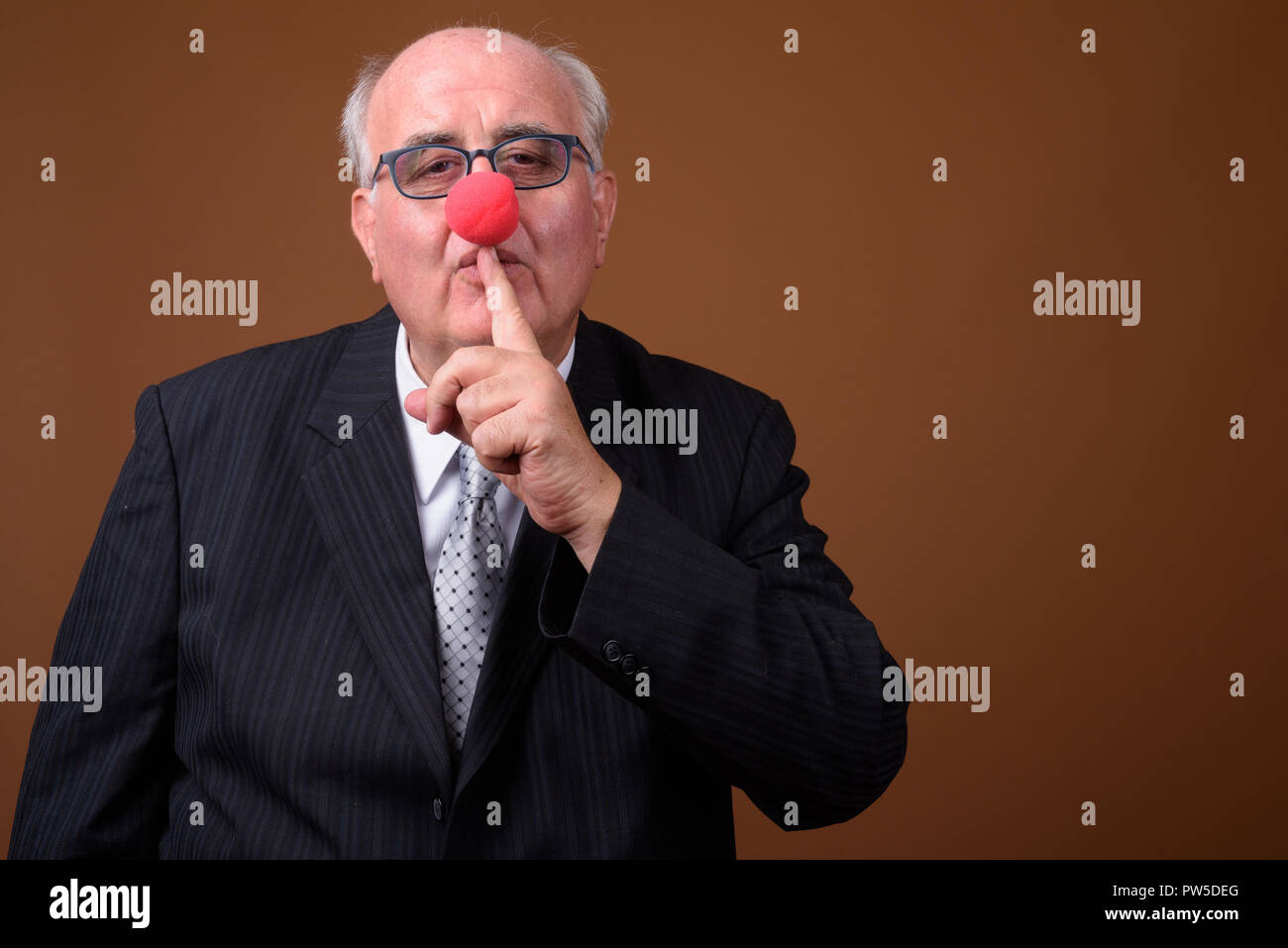 In sovrappeso imprenditore senior indossando red clown naso Foto Stock