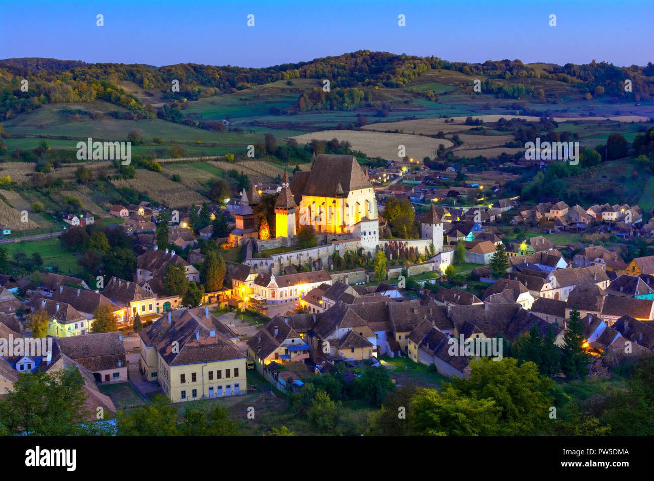 Biertan,Transilvania, Romania: Vista della chiesa fortificata nel villaggio sassone, durante il tramonto Foto Stock