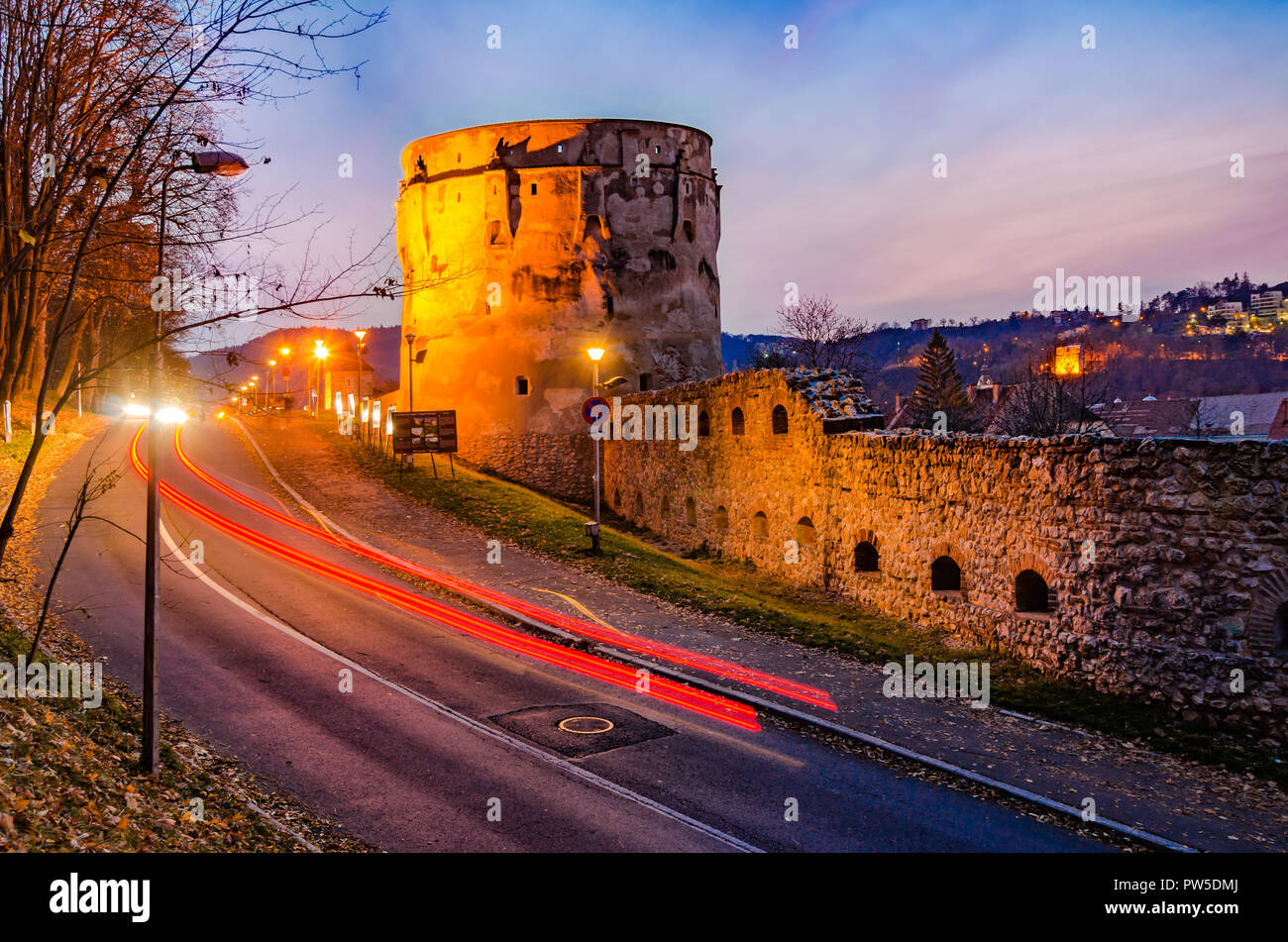 Brasov, Romania, i trasportatori' Bastion: vista notturna di trasportatori nelle luci del tramonto Foto Stock
