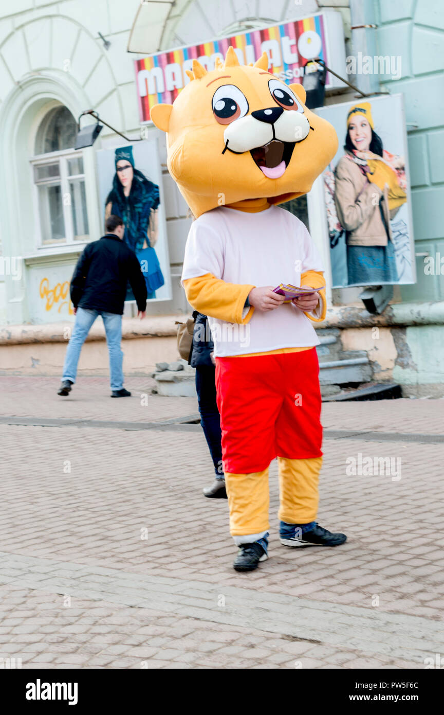 Nizhny Novgorod, Russia -17 Marzo 2017: un giovane uomo in un vestito dell'eroe dei fumetti, distribuisce opuscoli su una strada pedonale. Foto Stock