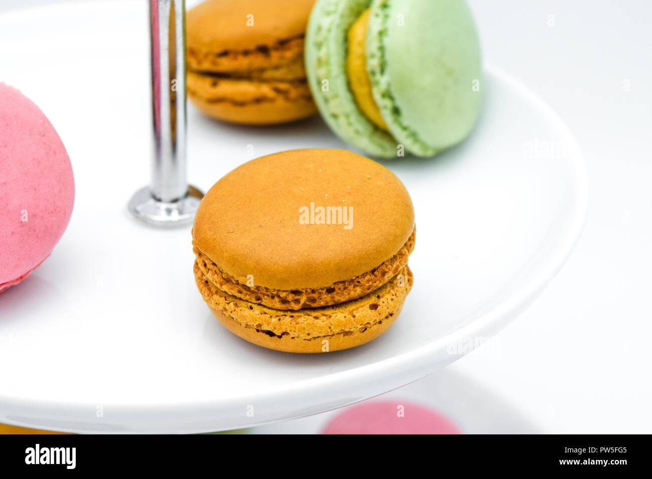 Macarons su tier i vassoi, etagere, tiered macarons Foto Stock