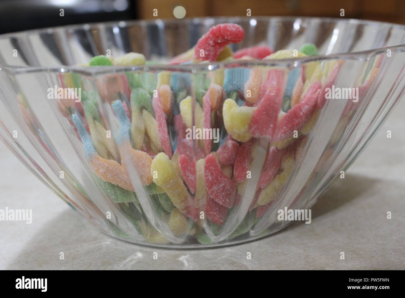 Close-up di vermi gommoso in plastica ciotola Foto Stock