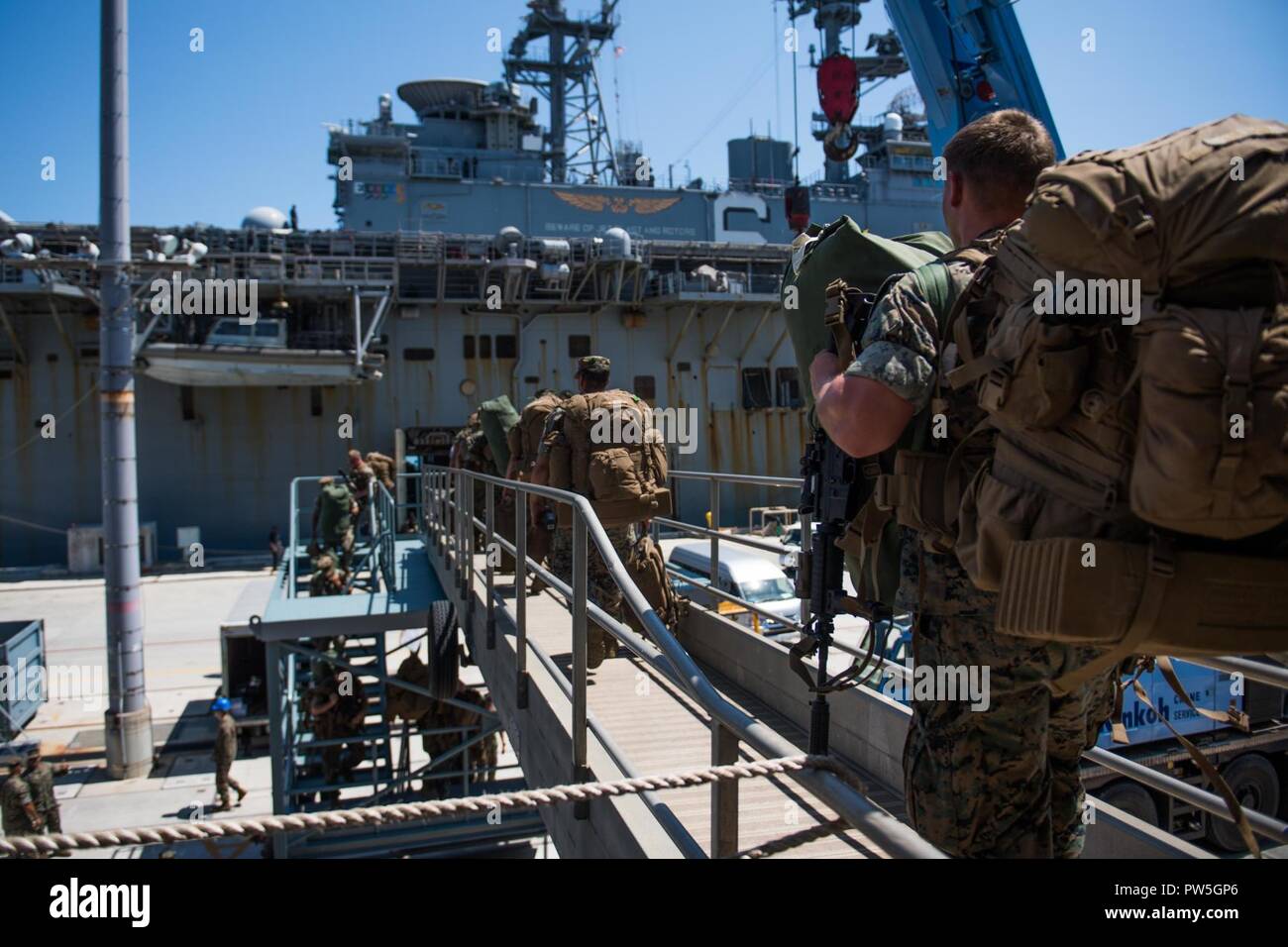 OKINAWA, in Giappone (sett. 19, 2017) Marines, attaccato al trentunesimo Marine Expeditionary Unit (MEU), sbarcare il anfibi dock landing ship USS Ashland (LSD 48) alla spiaggia bianca Naval Facility. Il trentunesimo MEU completato talismano Saber, anfibio Formazione di integrazione (AIT), di certificazione e di esercizio (CERTEX) durante una distribuzione con il Bonhomme Richard Expeditionary Strike gruppo. Ashland è operativo in Indo-Asia-regione del Pacifico per migliorare l'interoperabilità con i partner e servire come una pronta risposta in vigore per qualsiasi tipo di emergenza. Foto Stock