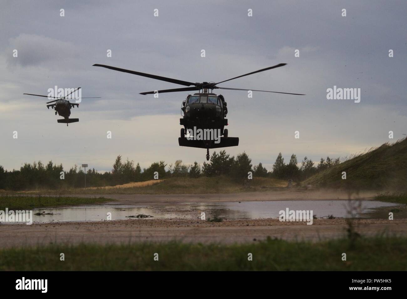 US Army UH-60 i falchi nero dal terzo supporto generale del battaglione di aviazione, decimo reggimento di aviazione, decimo combattere la Brigata Aerea, decimo Montagna divisione, touch down per scortare i soldati dal 1° Stormo, 91º reggimento di cavalleria, 173rd Airborne Brigade Adazi Area Formazione, Lettonia il 19 settembre 2017. Il CAV 1-91 e 3-10 GSAB sono attualmente operativi in Lettonia come parte della protezione a baionetta, una regione ampia esercizio da svolgersi nei paesi baltici per costruire la prontezza nel corso di addestramento realistico esercita tra gli Stati Uniti e i suoi alleati della NATO e partner, compresi il loro avanzamento rafforzata presenza battaglia Foto Stock
