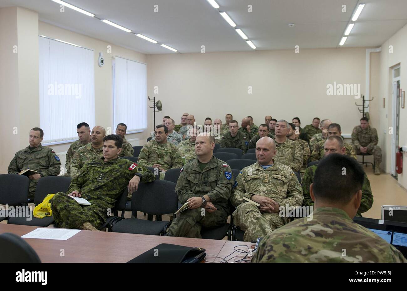 Leadership rappresentanti del Canada, Georgia, Italia, Polonia, Ucraina e la California la guardia nazionale condotta dopo un azione di revisione per concludere la loro porzione di Rapid Trident 17 presso il Centro di Simulazione sett. 21, 2017, situato presso il mantenimento della pace internazionale Security Center in Yavoriv, Ucraina. Foto Stock