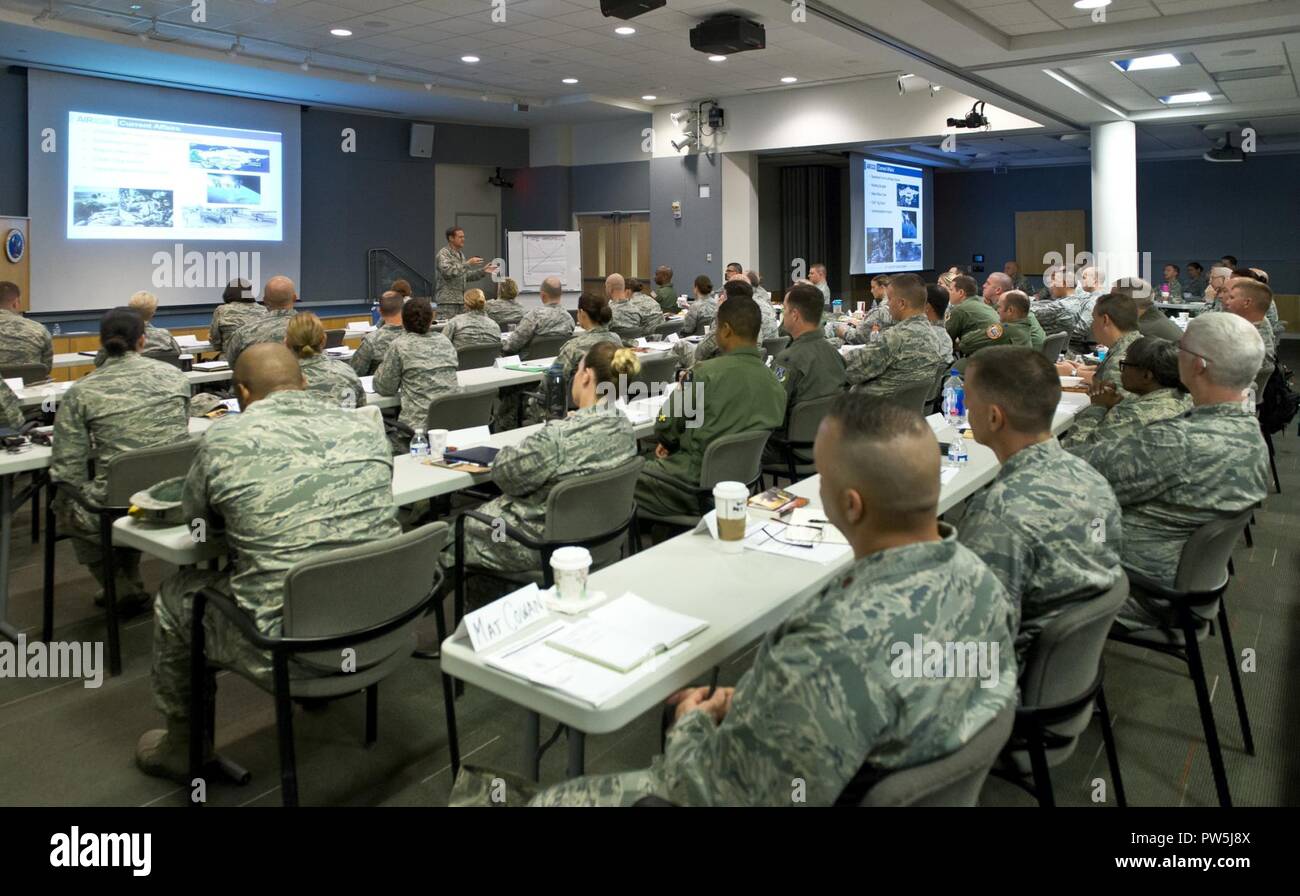 Il Mag. Gen. Robert M. Branyon, deliberando vice direttore della Air National Guard e vice comandante di mobilitazione e di affari di riserva, sede U.S. Comando Sud, condivide con noi le sue riflessioni sulla leadership di ufficiali durante l'ANG Squadron comandanti corso a base comune Andrews, Maryland il 20 settembre 2017. La SCC è progettato per lo squadrone e comandanti di volo o di coloro che saranno presto assumersi questa responsabilità. Il corso offre inoltre la possibilità di condividere le esperienze di leadership e di discutere le questioni che interessano i comandanti di ogni giorno. Foto Stock