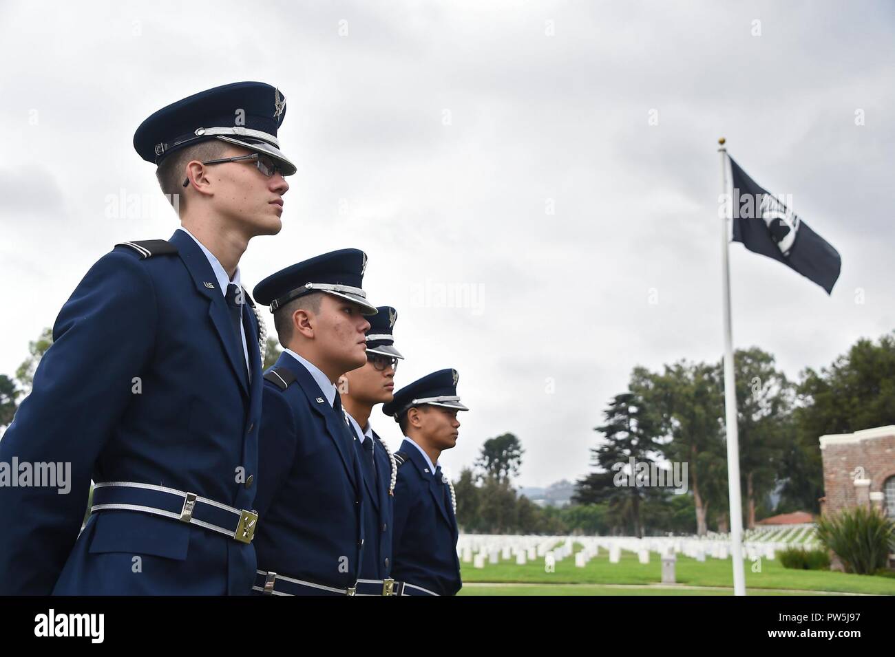 UCLA AFROTC Det 55 cadetti in stand by per avviare il francese della Legione d Onore Medal Ceremony. BGen Philip Garrant, Vice comandante, lo spazio e il Missile Systems Center, ha partecipato e ha parlato all'Ordine Nazionale della Legione d Onore, tenutasi al (veterani) Los Angeles Cimitero Nazionale. Il presenter, Console Generale Francese a Los Angeles, Christophe Lemoine, riconosciuto dieci Guerra Mondiale 2 americani reduci dall'esercito, U.S. Army Air Corps e il Navy per i loro contributi alla liberazione della Francia. Il premio è la Francia il più alto premio per servizio distinto in Francia durante la seconda guerra mondiale. Foto Stock