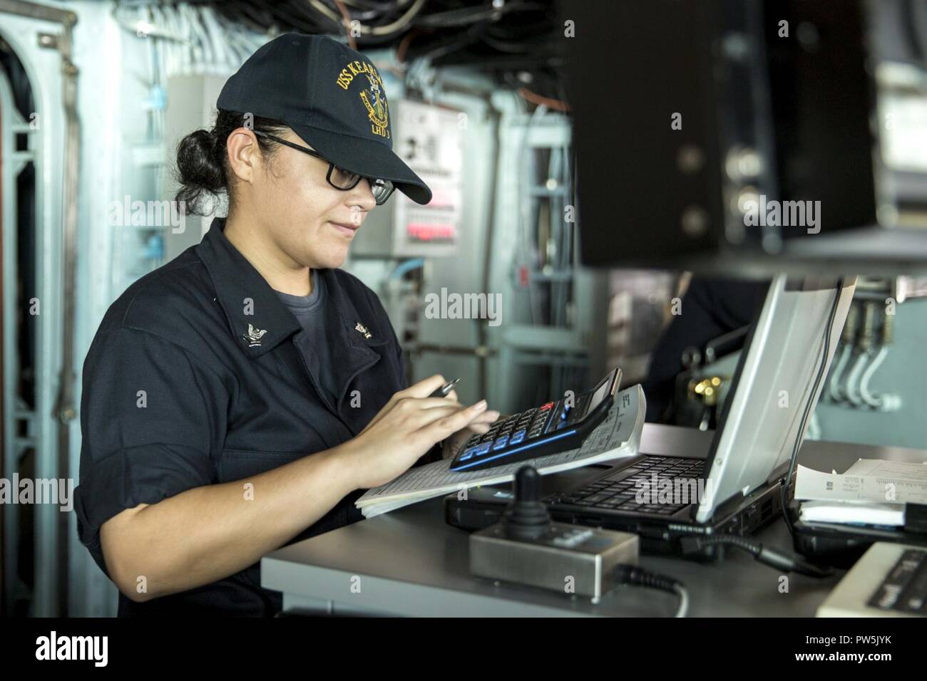 Mar dei Caraibi (sett. 20, 2017) Quartermaster 2a classe Brenda Lengcy effettua calcoli per l'iscrizione nel registro di ponte sul ponte dell'assalto anfibio nave USS Kearsarge (LHD 3) durante un rifornimento in mare con il trasporto di carichi secchi e munizioni nave USNS William McLean (T-AKE 12). Kearsarge è assistere con i soccorsi dopo il passaggio dell uragano Maria. Il Dipartimento della difesa è di sostenere la Federal Emergency Management Agency, il piombo agenzia federale per aiutare coloro che sono stati colpiti dall uragano Maria per ridurre al minimo la sofferenza ed è un componente del complessivo intero-di-risposta del governo e Foto Stock