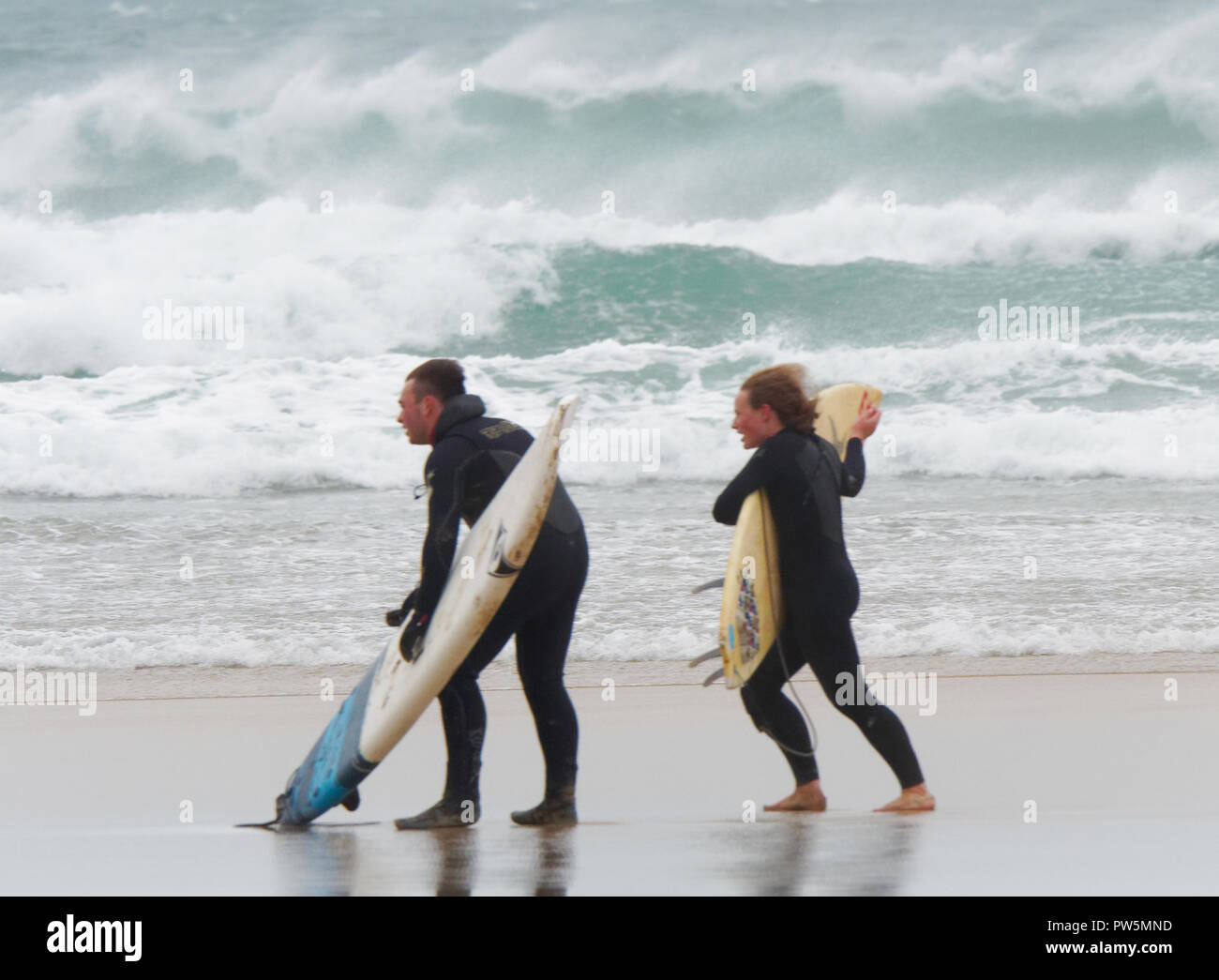 Newquay, Cornwall. 12 ott 2018. Meteo NEL REGNO UNITO, British Università e Collegi organizzazione sportiva rimandare il primo giorno del Regno Unito il più grande concorso di surf come alla tempesta Callum condizioni a Fistral Beach. Fistral Bay.12 Settembre, 2018 Robert Taylor/Alamy Live News. Newquay, Cornwall, Regno Unito. Credito: Robert Taylor/Alamy Live News Foto Stock