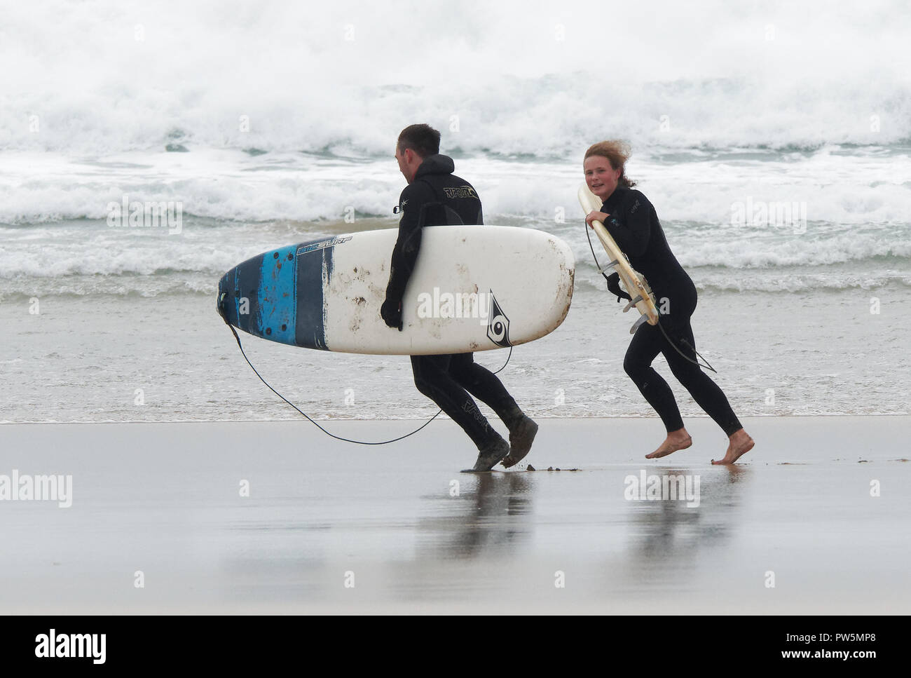 Newquay, Cornwall. 12 ott 2018. Meteo NEL REGNO UNITO, British Università e Collegi organizzazione sportiva rimandare il primo giorno del Regno Unito il più grande concorso di surf come alla tempesta Callum condizioni a Fistral Beach. Fistral Bay.12 Settembre, 2018 Robert Taylor/Alamy Live News. Newquay, Cornwall, Regno Unito. Credito: Robert Taylor/Alamy Live News Foto Stock