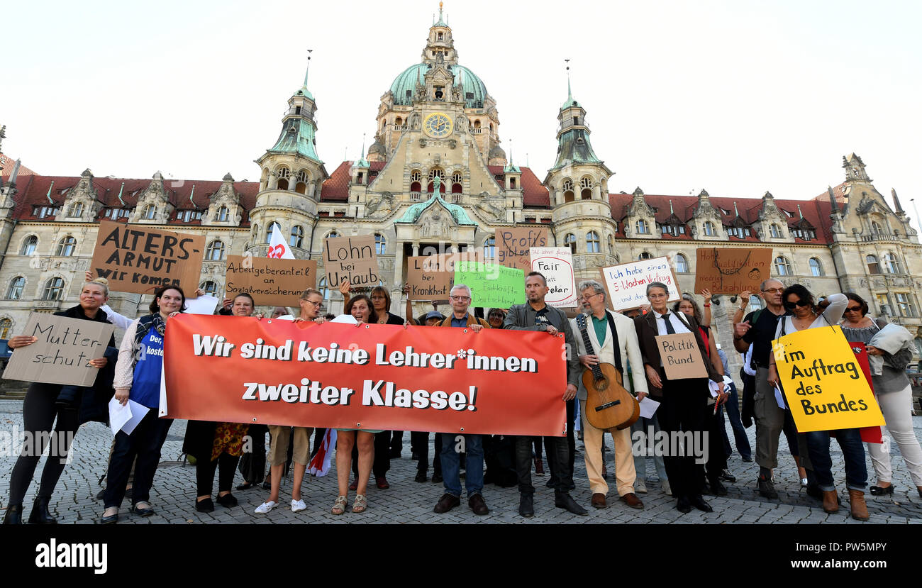 12 ottobre 2018, Bassa Sassonia, Hannover: 12 ottobre 2018, Germania, Hannover: un banner con la scritta 'non siamo secondo gli insegnanti di classe!" così come i poster e i flag detengono circa 50 insegnanti di lingua private o centri di educazione degli adulti nella capitale dello stato della Bassa Sassonia nelle loro mani. Protestano per meglio pagare in corsi di istruzione e di educazione degli adulti. I canoni e gli stipendi degli insegnanti di educazione degli adulti sono al livello degli anni novanta e quindi ben al di sotto della media di utile netto in Germania. (A dpa "maestro di seconda classe? - La protesta dei professori di educazione degli adulti" del 12.10.2018) Phot Foto Stock