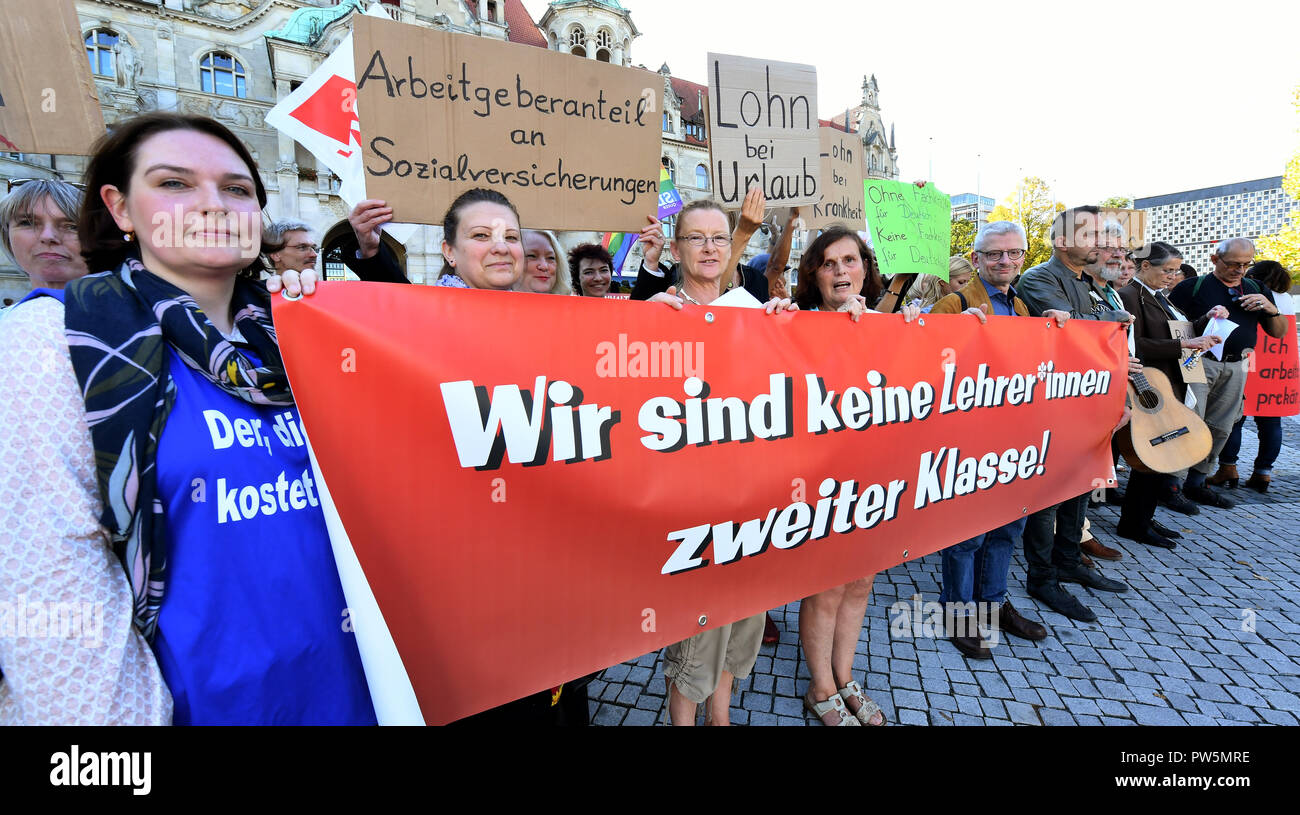 12 ottobre 2018, Bassa Sassonia, Hannover: 12 ottobre 2018, Germania, Hannover: un banner con la scritta 'non siamo secondo gli insegnanti di classe!" così come i poster e i flag detengono circa 50 insegnanti di lingua private o centri di educazione degli adulti nella capitale dello stato della Bassa Sassonia nelle loro mani. Protestano per meglio pagare in corsi di istruzione e di educazione degli adulti. I canoni e gli stipendi degli insegnanti di educazione degli adulti sono al livello degli anni novanta e quindi ben al di sotto della media di utile netto in Germania. (A dpa "maestro di seconda classe? - La protesta dei professori di educazione degli adulti" del 12.10.2018) Phot Foto Stock