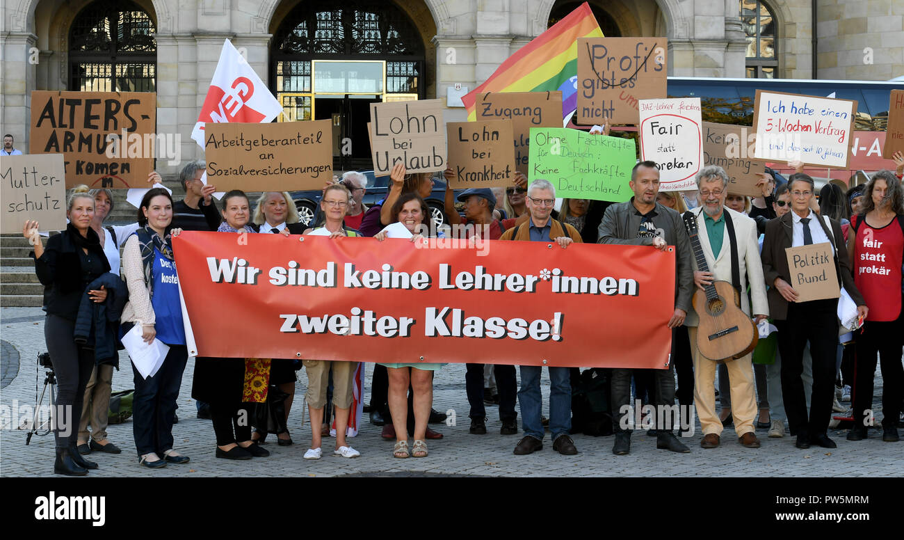 12 ottobre 2018, Bassa Sassonia, Hannover: 12 ottobre 2018, Germania, Hannover: un banner con la scritta 'non siamo secondo gli insegnanti di classe!" così come i poster e i flag detengono circa 50 insegnanti di lingua private o centri di educazione degli adulti nella capitale dello stato della Bassa Sassonia nelle loro mani. Protestano per meglio pagare in corsi di istruzione e di educazione degli adulti. I canoni e gli stipendi degli insegnanti di educazione degli adulti sono al livello degli anni novanta e quindi ben al di sotto della media di utile netto in Germania. (A dpa "maestro di seconda classe? - La protesta dei professori di educazione degli adulti" del 12.10.2018) Phot Foto Stock