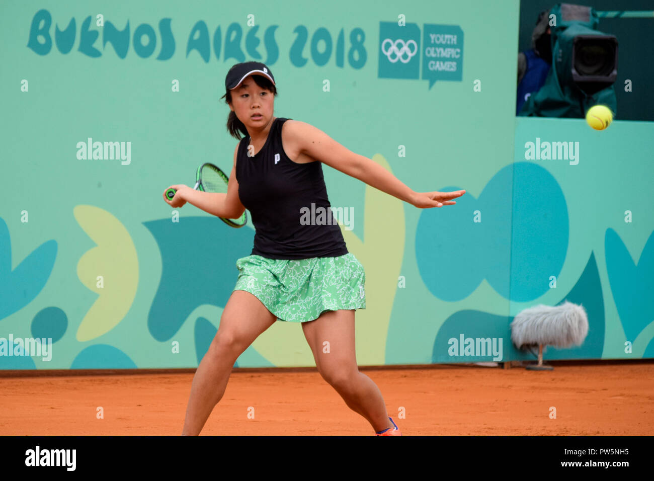 Buenos Aires, Buenos Aires, Argentina. Undicesimo oct, 2018. Yuki Naito visto in azione contro il colombiano Maria Osorio che ha ispirato le donne nei giochi di tennis della Olympic giochi della gioventù durante il singolare femminile, quarti di finale con i punti 7-6, 3-6, 1-6. Credito: Fernando Oduber SOPA/images/ZUMA filo/Alamy Live News Foto Stock