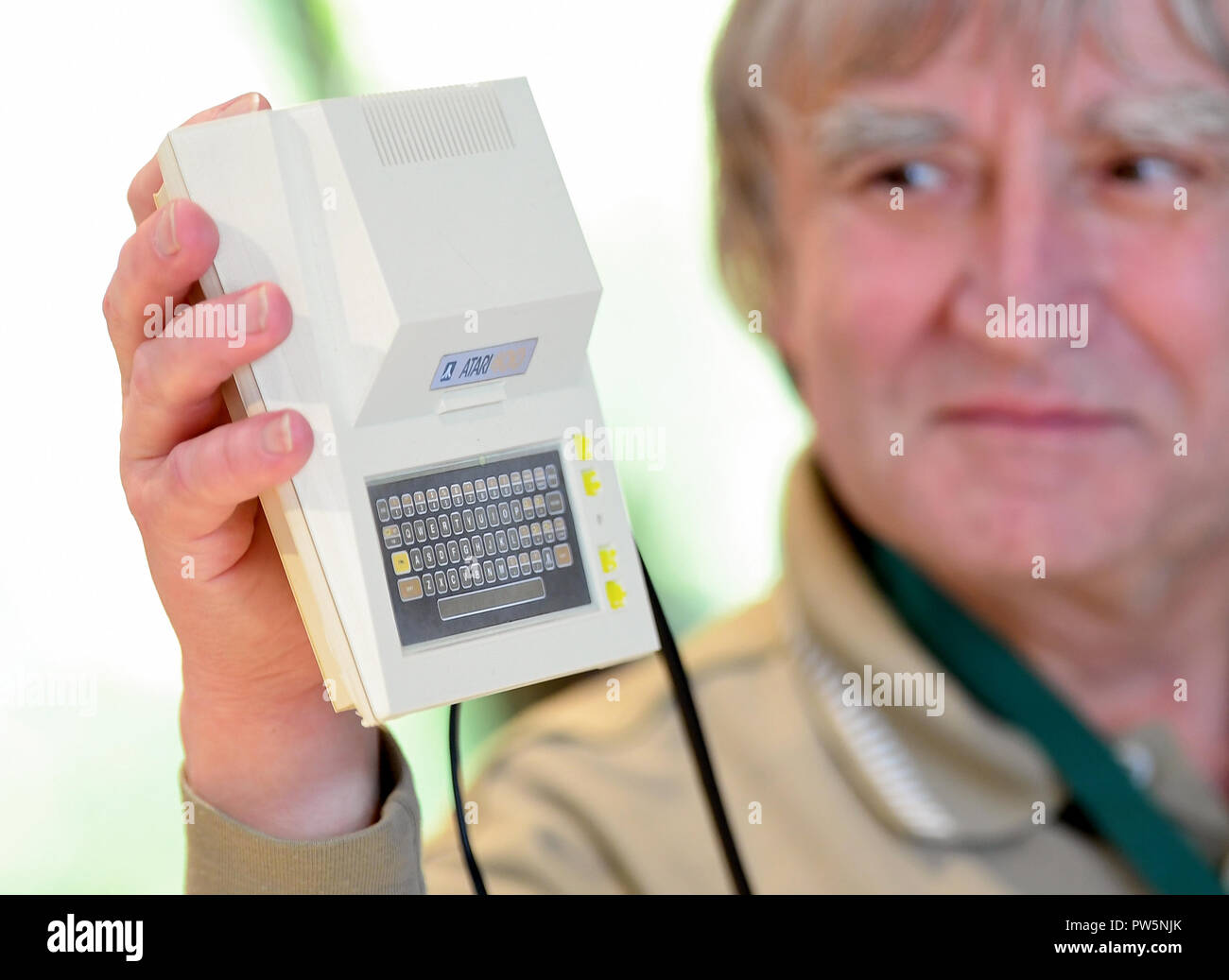 12 ottobre 2018, Berlino: 12 ottobre 2018, Germania Berlino: Ralf Springer, espositore, mostra un modello di lavoro di un Atari 400 durante il montaggio per il computing Vintage Festival presso la Stiftung Deutsches Technikmuseum Berlin il 13 e 14 ottobre 2018. Foto: Britta Pedersen/dpa-Zentralbild/dpa Foto Stock