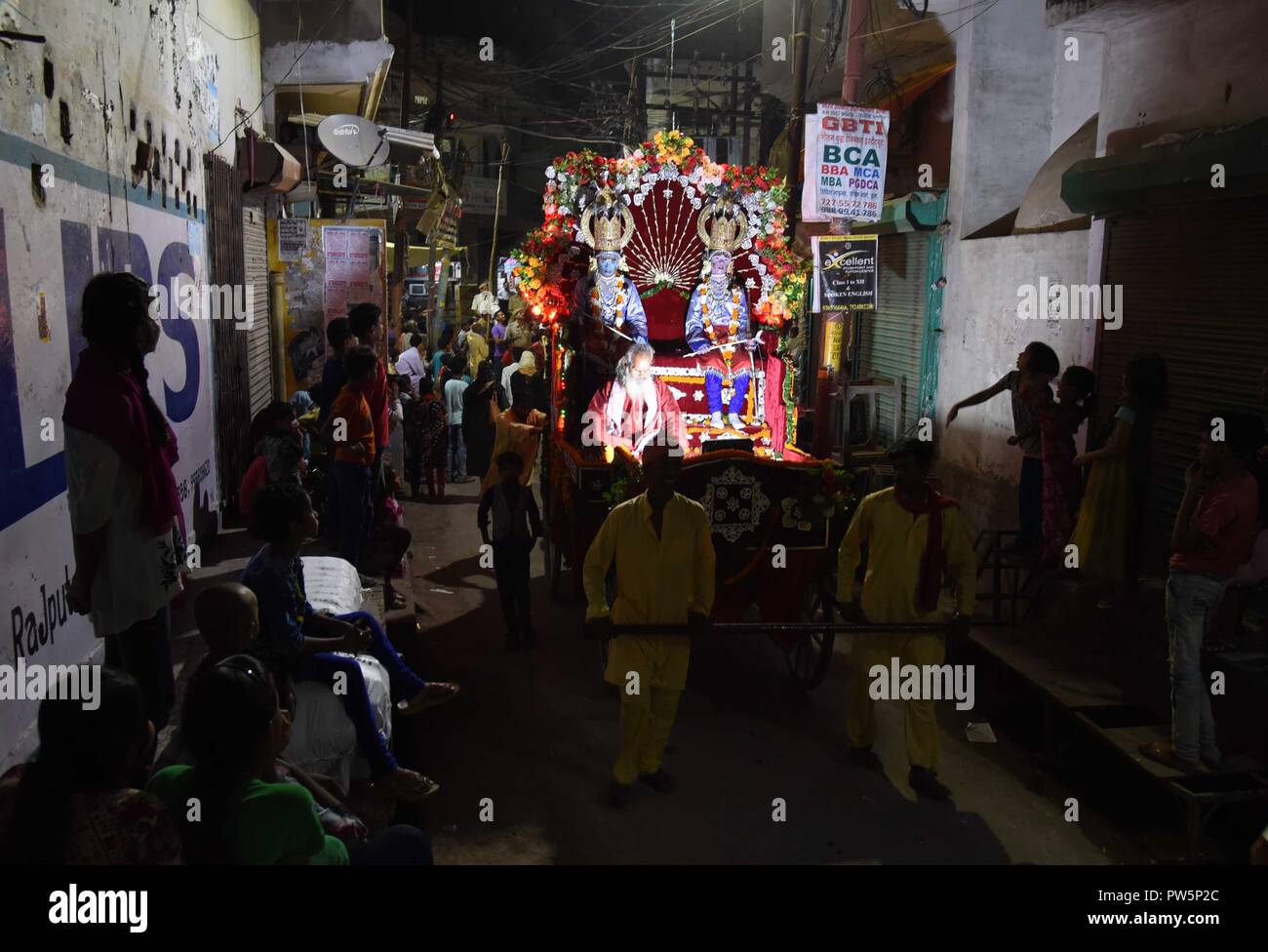 Ottobre 12, 2018 - Allahabad, Uttar Pradesh, India - Allahabad: artista vestito come Signore Rama, suo fratello Laxman e moglie seeta prendere parte nella Ram Barat processione durante il festival di Navratri celebrazione in Allahabad su 12-10-2018. (Credito Immagine: © Prabhat Kumar Verma/ZUMA filo) Foto Stock