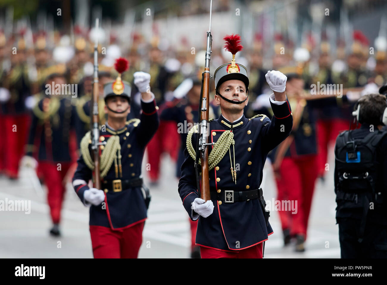 I membri dei militari si vede vestire in uniforme tradizionale spagnolo  durante il giorno nazionale parata militare a Madrid. La famiglia reale  spagnola ha frequentato l annuale Giornata nazionale parata militare  svoltasi
