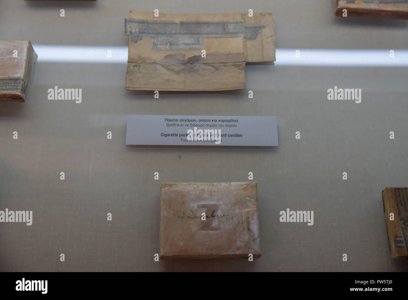 Atene, Grecia, Grecia. Xii oct, 2018. Pacchetti di sigarette sono visibili nelle celle di prigione della Gestapo. Credito: Dimitris Lampropoulos SOPA/images/ZUMA filo/Alamy Live News Foto Stock