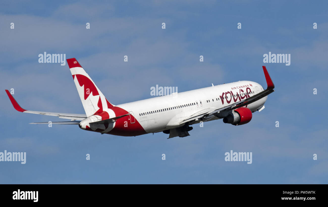 Richmond, British Columbia, Canada. Xix Sep, 2018. Un Air Canada Rouge Boeing 767-300ER (C-FMWU) wide-body jet aereo di linea in volo dopo il decollo. Credito: Bayne Stanley/ZUMA filo/Alamy Live News Foto Stock