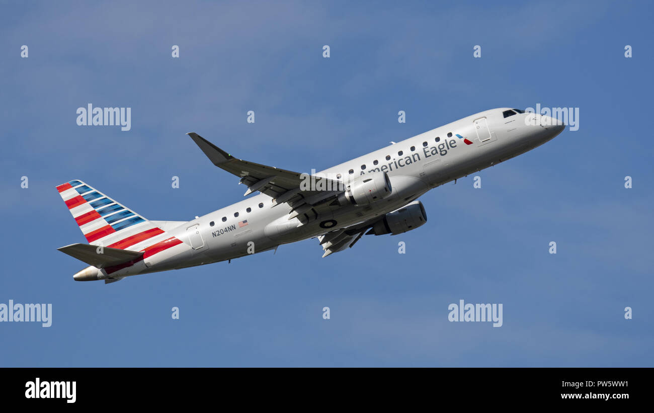 Richmond, British Columbia, Canada. Xix Sep, 2018. Un American Eagle Embraer 175LR (ERJ-170-200LR) stretto in corpo unico regionale del corridoio aereo jet in volo dopo il decollo. L'aereo di linea è di proprietà e gestito da Compass Airlines sotto contratto con American Airlines. Credito: Bayne Stanley/ZUMA filo/Alamy Live News Foto Stock