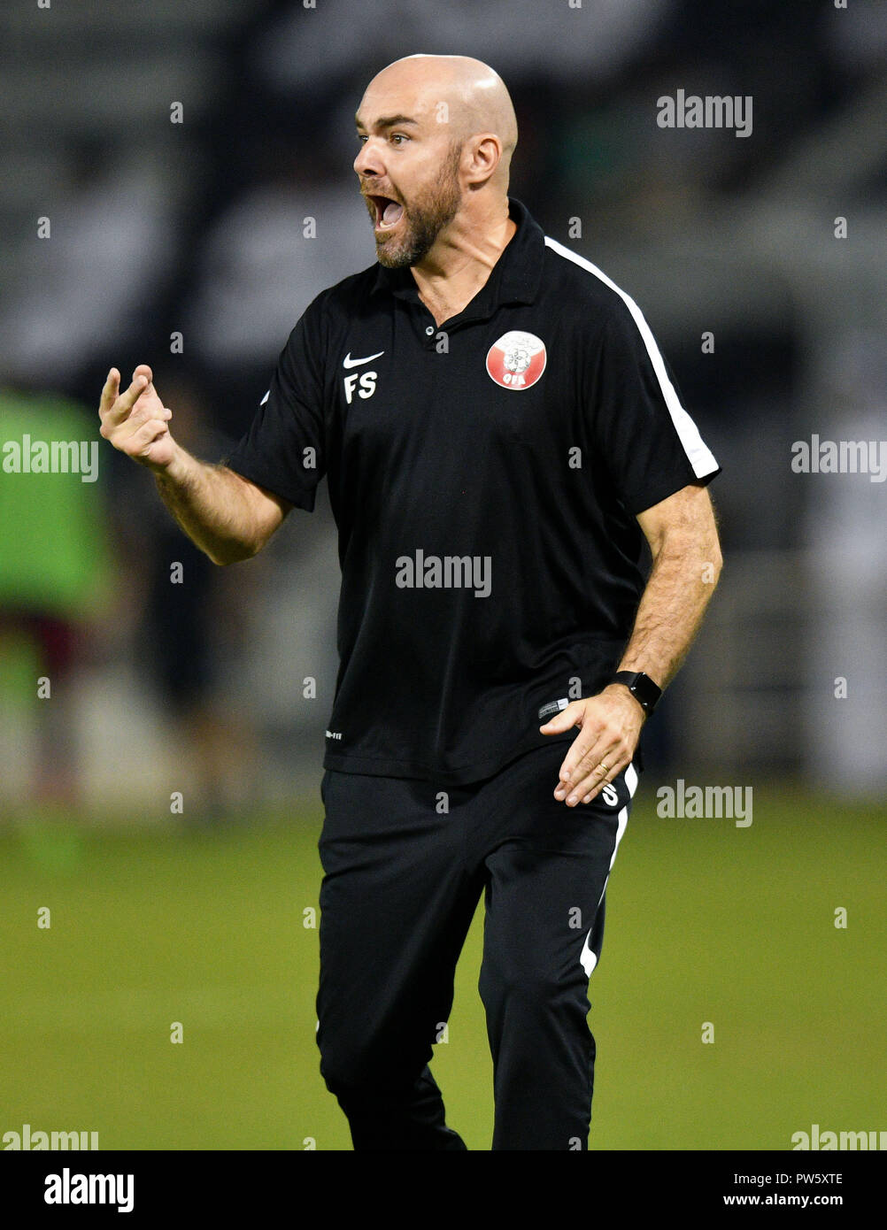 Doha in Qatar. Xii oct, 2018. Qatar National Soccer team coach Felix Sanchez Bas reagisce durante un amichevole internazionale partita di calcio tra Qatar e Ecuador a Doha, in Qatar, Ottobre 12, 2018. Il Qatar ha vinto 4-3. Credito: Nikku/Xinhua/Alamy Live News Foto Stock