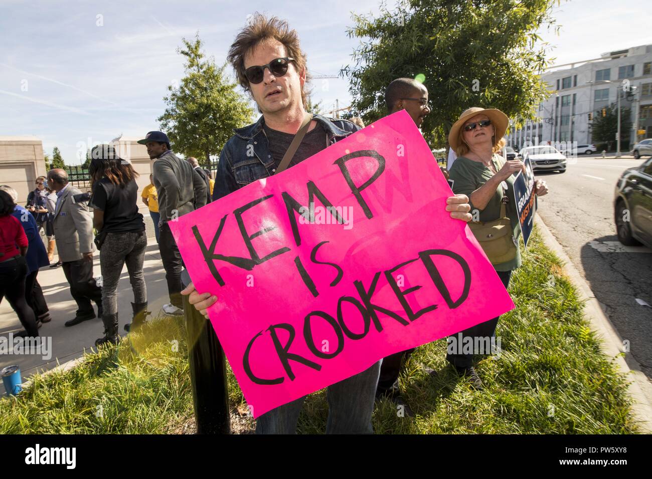 Atlanta, Georgia, Stati Uniti d'America. Xii Ottobre, 2018. Una folla di dimostranti si sono riuniti presso la Georgia State Capitol bldg. per chiedere le dimissioni di Georgia il Segretario di Stato Brian Kemp a seguito di accuse di soppressione degli elettori. Xii oct, 2018. Credito: Steve Eberhardt/ZUMA filo/Alamy Live News Foto Stock