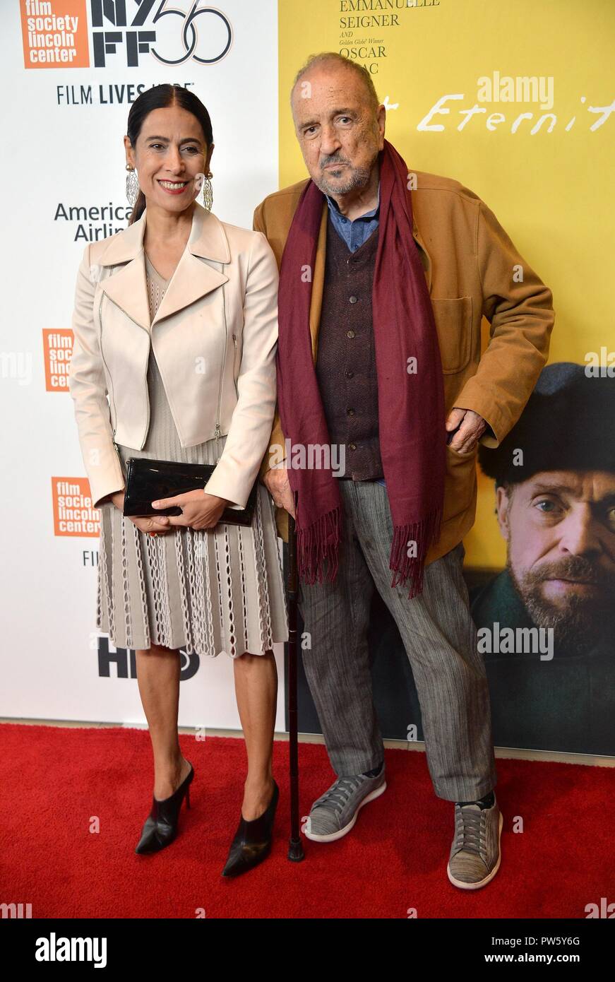 New York, NY, STATI UNITI D'AMERICA. Xii oct, 2018. Nahal Tajadod, Jean-Claude Carrière all'arrivo presso l'eternità'S GATE Premiere della 56a New York Film Festival (NYFF), Alice Tully Hall presso il Centro Linocln, New York, NY Ottobre 12, 2018. Credito: Kristin Callahan/Everett raccolta/Alamy Live News Foto Stock