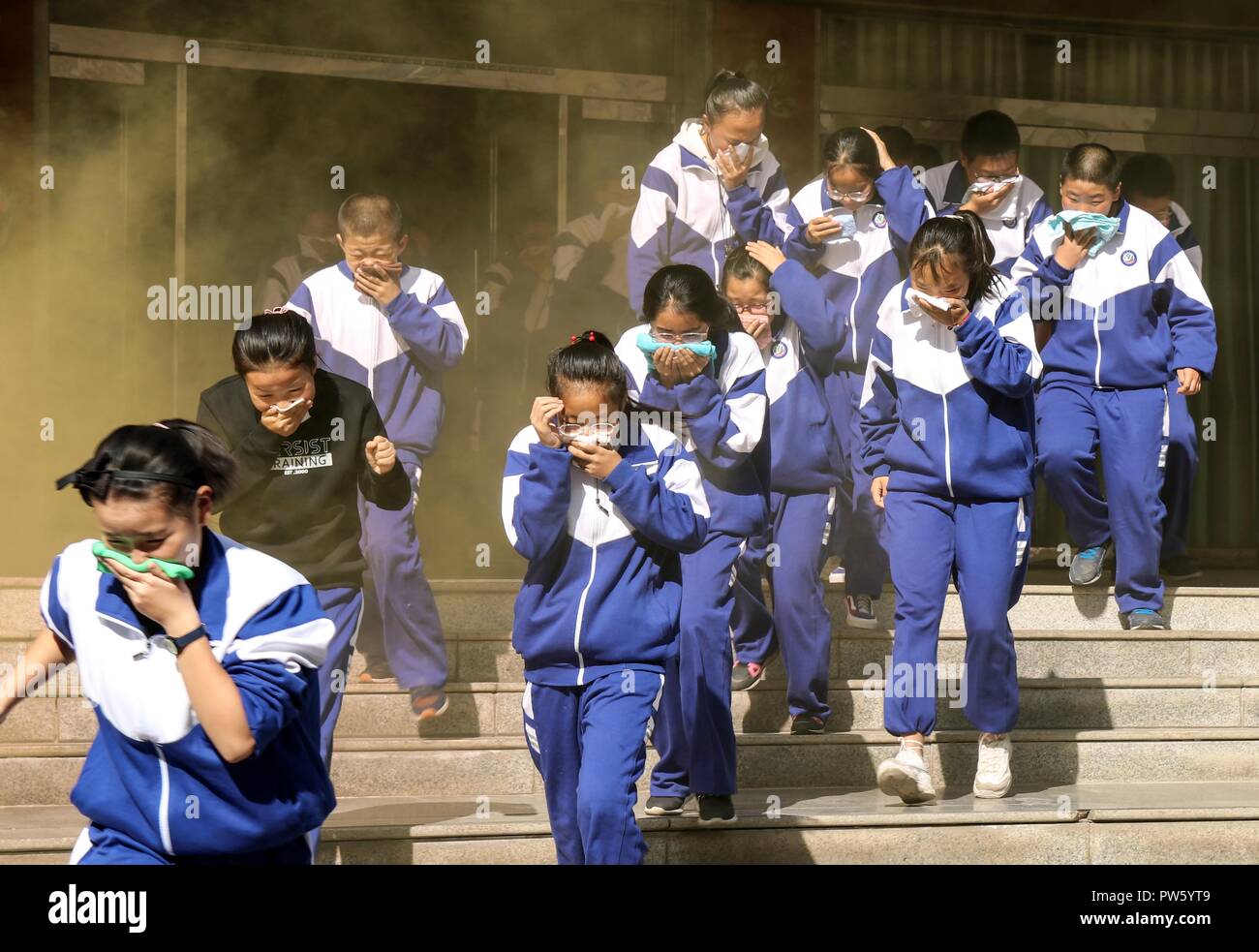 (181013) -- ZHANGYE, Ottobre 13, 2018 (Xinhua) -- Gli studenti vengono evacuati durante un drill incendio a Yucai Middle School di Zhangye City, a nord-ovest della Cina di Provincia di Gansu, Ottobre 12, 2018. Gli studenti in molte parti della Cina ha partecipato a diverse esercitazioni di emergenza volte a sensibilizzare la riduzione del rischio di calamità e marcatura della Giornata Internazionale per la riduzione dei disastri che è osservata su 13 Ottobre. (Xinhua/Li Kaojun) (Ry) Foto Stock