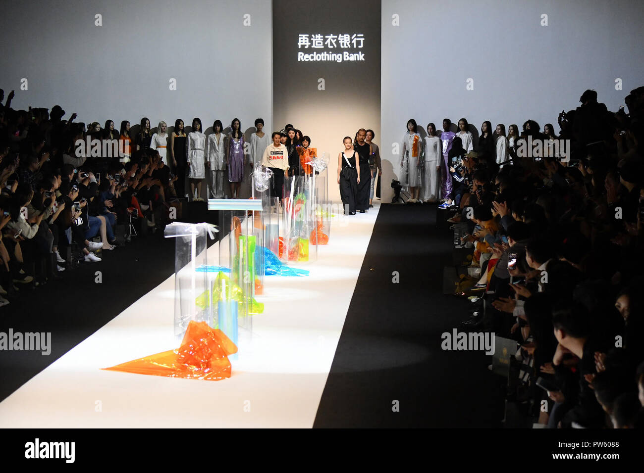 (181013) -- Shanghai, 13 ottobre, 2018 (Xinhua) -- Modelli presente creazioni del Reclothing Bank durante la primavera/estate 2019 collezioni di Shanghai la settimana della moda a Shanghai in Cina orientale, Ottobre 12, 2018. (Xinhua/Guo Changyao) (yxb) Foto Stock