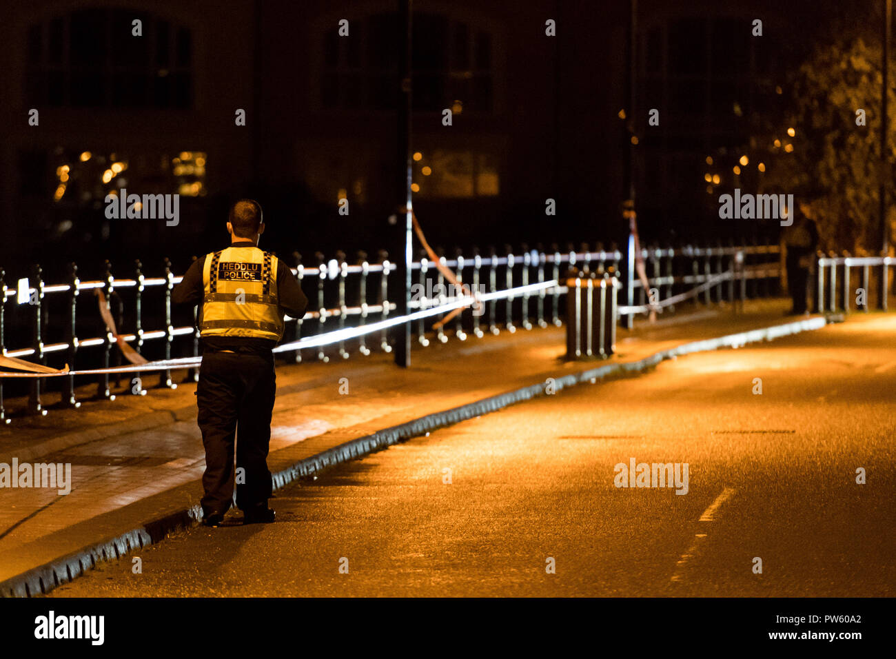 PENARTH, Galles. Xii Ottobre 2018. Un incidente di polizia dopo due persone è entrato in acqua di Penarth Marina di notte - una donna è stata recuperata dalla polizia e un uomo era stato tirato inconscio dall'acqua con il Fire & Rescue Service ma morì poco dopo. Photo credit: Polly Thomas / Alamy Live News Foto Stock