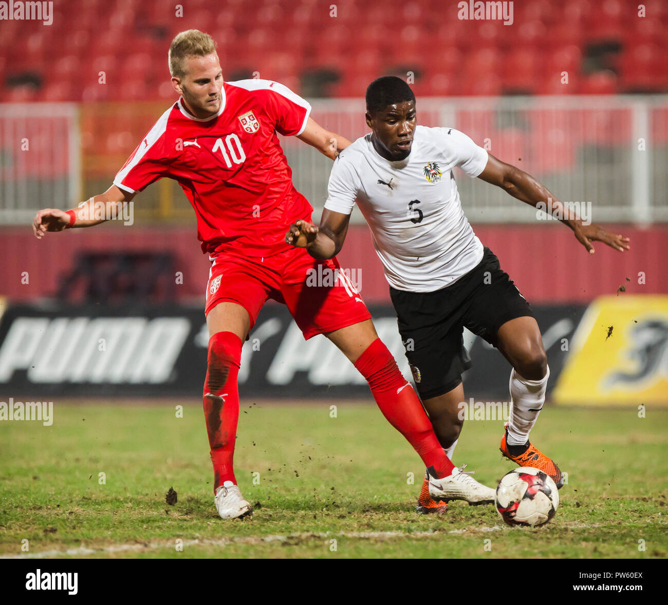 Kevin Danso d'Austria proviene protegge la palla da Uros Racic di Serbia Foto Stock