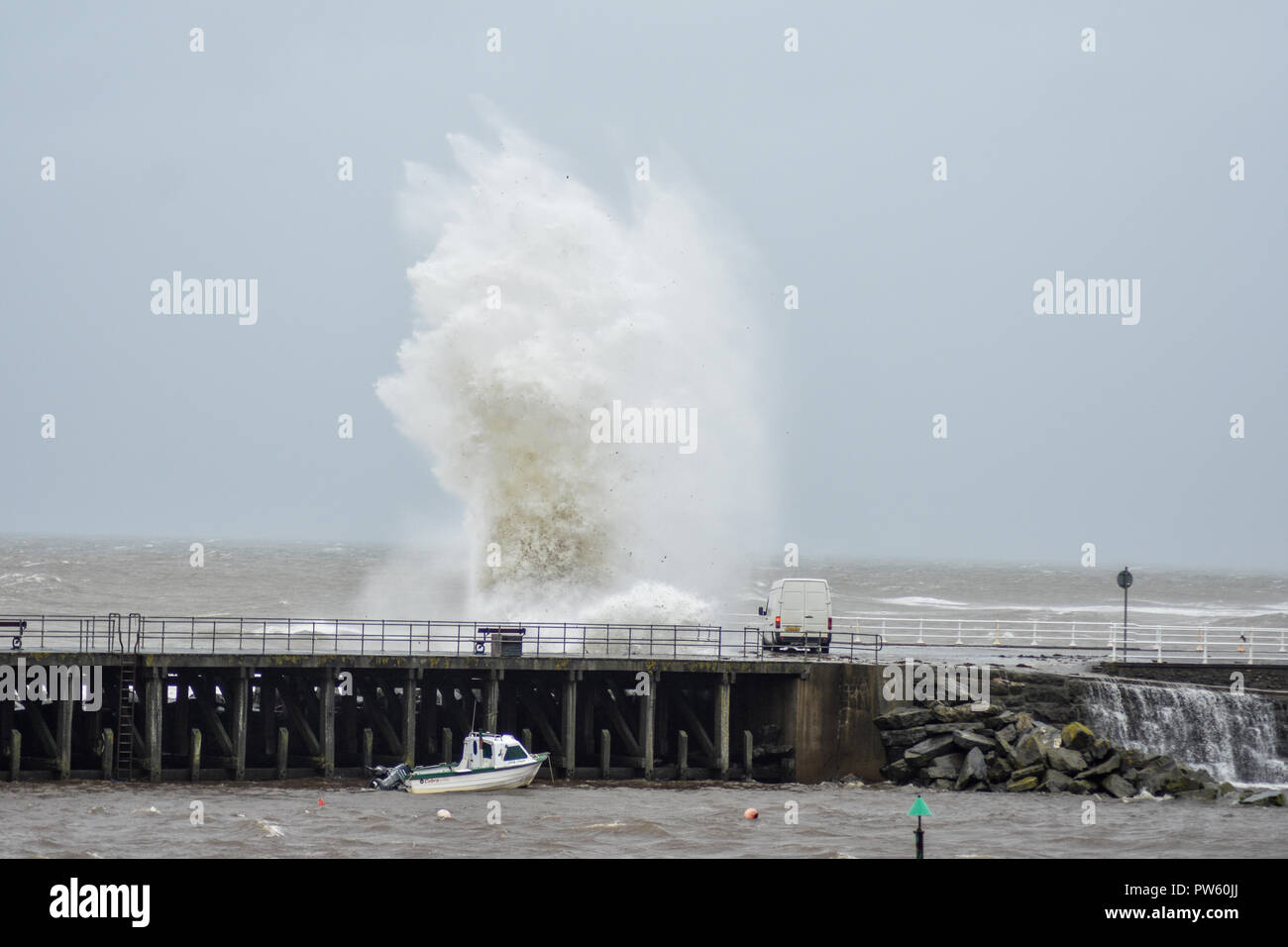 Aberystwyth, Ceredigion, Wales, Regno Unito 13 ottobre 2018. Tempesta Callum produce onde enormi che la pastella Aberystwyth. Credito : Rhodri Jones / Alamy Live News Foto Stock