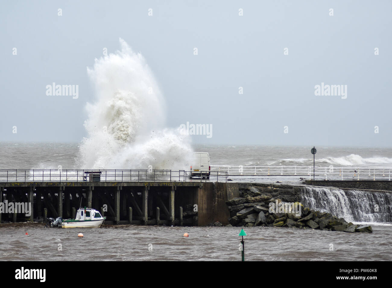 Aberystwyth, Ceredigion, Wales, Regno Unito 13 ottobre 2018. Tempesta Callum produce onde enormi che la pastella Aberystwyth. Credito : Rhodri Jones / Alamy Live News Foto Stock