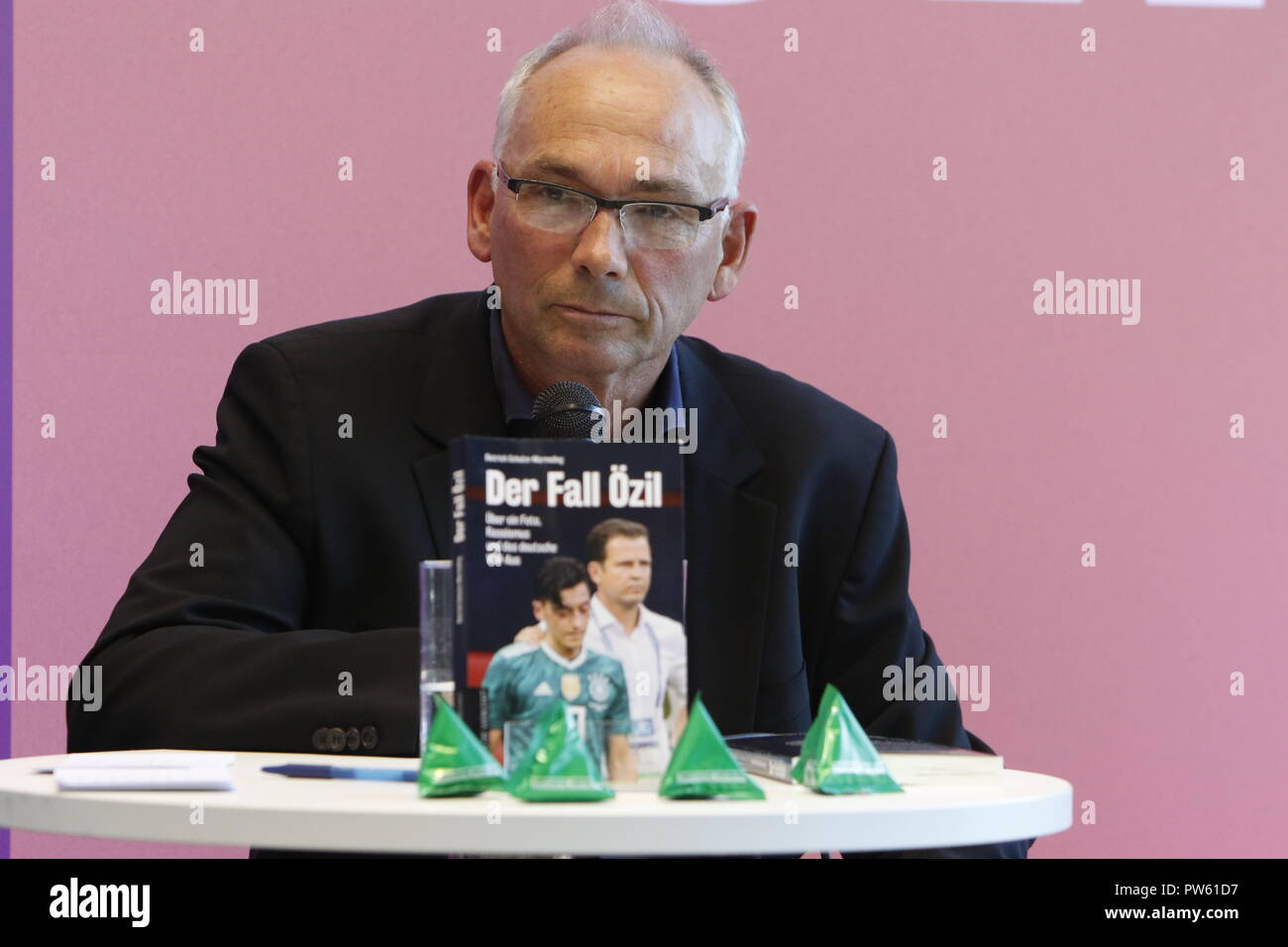 Francoforte, Germania. 13 ottobre 2018. Autore tedesco Dietrich Schulze-Marmeling parla a parlare a Francoforte Book-Fair. In occasione del settantesimo Frankfurt Book Fair 2018 è la più grande fiera del libro con più di 7.000 espositori e oltre 250.000 visitatori attesi. Esso è aperto a partire dal decimo al quattordicesimo mese di ottobre con gli ultimi due giorni essendo aperto al pubblico in generale. Credito: Michael Debets/Alamy Live News Foto Stock