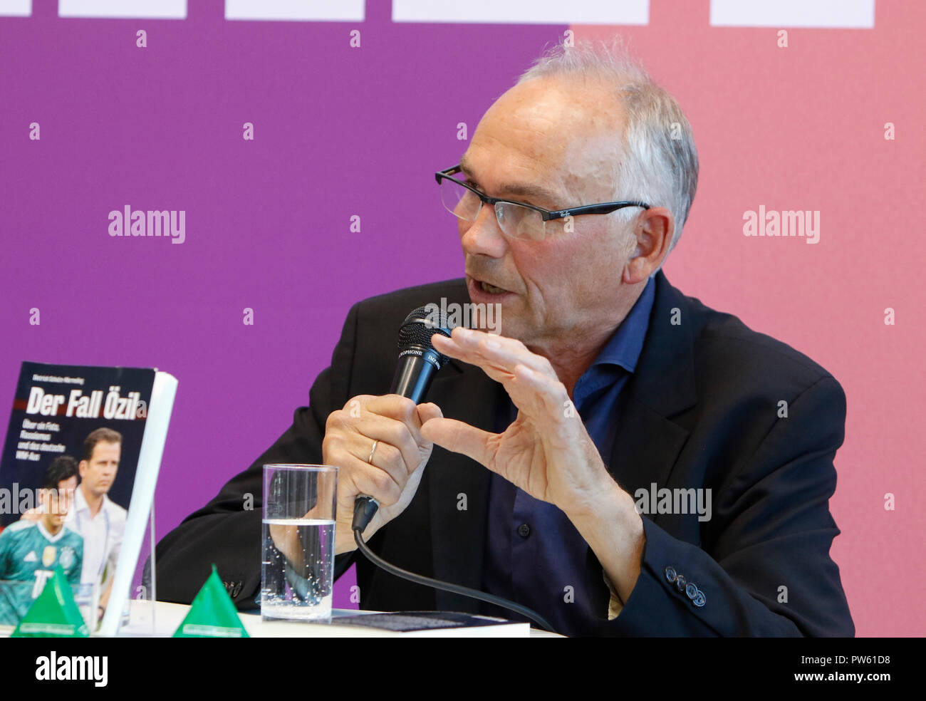 Francoforte, Germania. 13 ottobre 2018. Autore tedesco Dietrich Schulze-Marmeling parla a parlare a Francoforte Book-Fair. In occasione del settantesimo Frankfurt Book Fair 2018 è la più grande fiera del libro con più di 7.000 espositori e oltre 250.000 visitatori attesi. Esso è aperto a partire dal decimo al quattordicesimo mese di ottobre con gli ultimi due giorni essendo aperto al pubblico in generale. Credito: Michael Debets/Alamy Live News Foto Stock