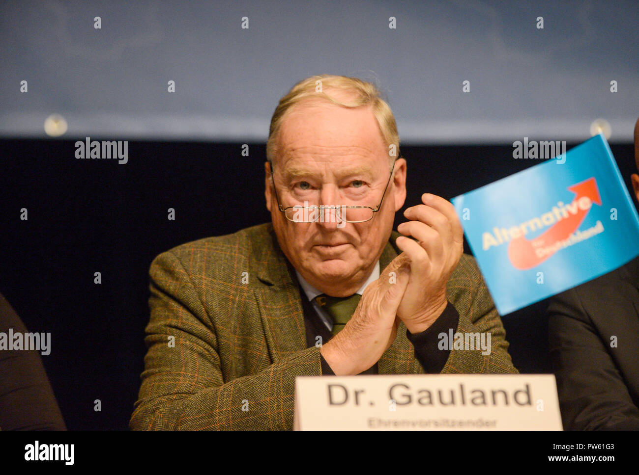 13 ottobre 2018, il Land Brandeburgo: altoparlante federale e presidente onorario Alexander Gauland seduto sul podio al AfD conferenza di partito del comitato di stato nel Land di Brandeburgo. Foto: Julian Stähle/dpa Foto Stock