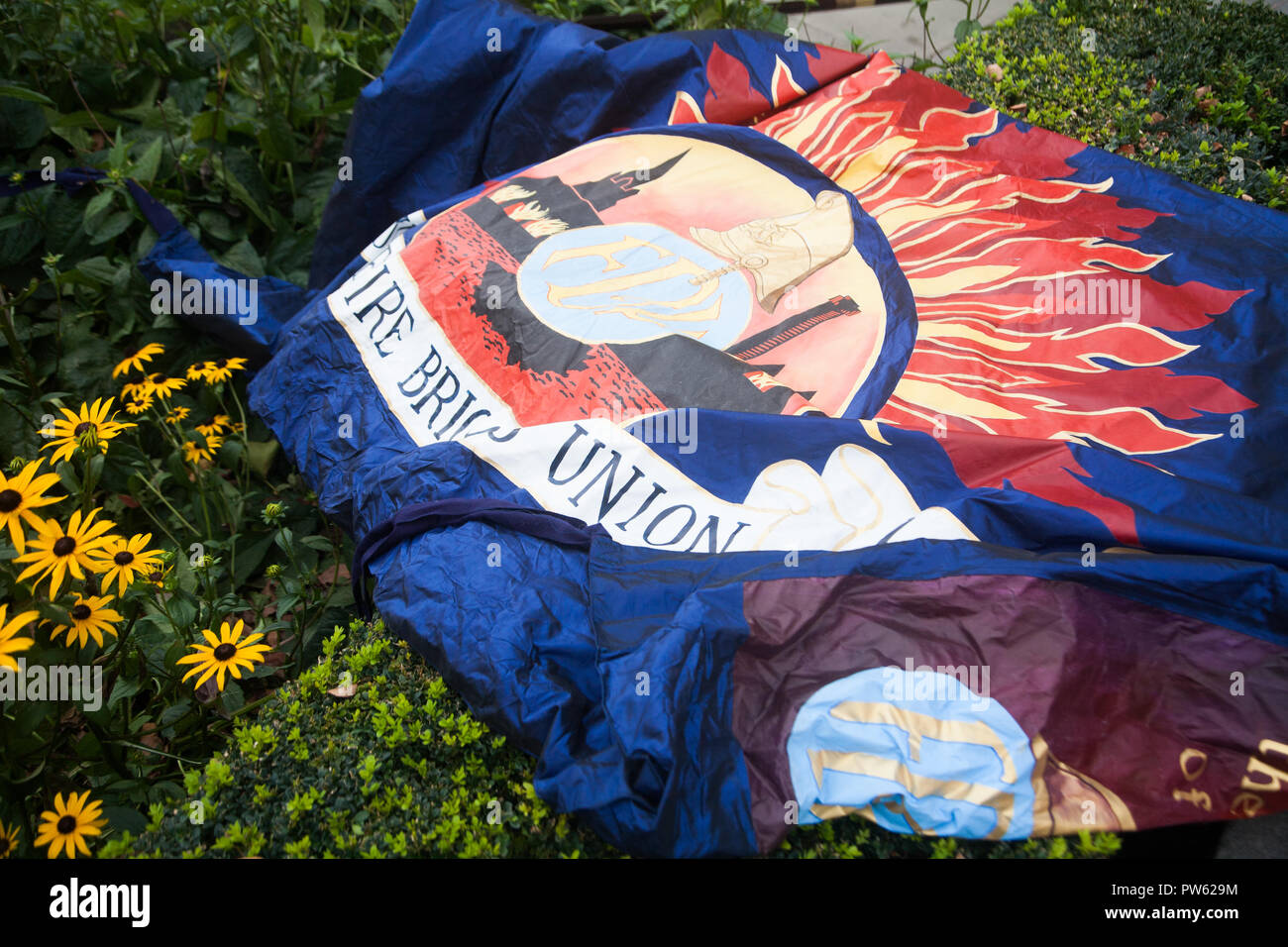 Londra REGNO UNITO.13 ottobre 2018. I rappresentanti di ogni FBU Brigata di estinzione in tutta la Gran Bretagna marzo attraverso il Millenium Bridge a Southwark Cathedral dopo una ghirlanda di cerimonia di posa per colleghi caduti a livello nazionale dei Vigili del Fuoco Memorial, St Pauls Credito: amer ghazzal/Alamy Live News Foto Stock