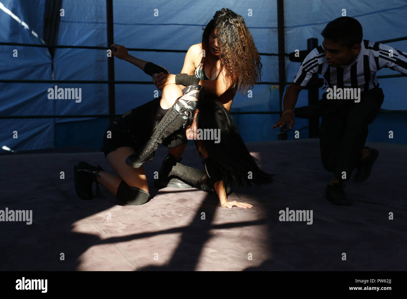 Kathmandu, Nepal. Xiii oct, 2018. Le donne nepalesi lottatori rissa durante un wrestling entertainment nel torneo di Kathmandu, Nepal Sabato, 13 ottobre 2018. Credito: Skanda Gautam/ZUMA filo/Alamy Live News Foto Stock