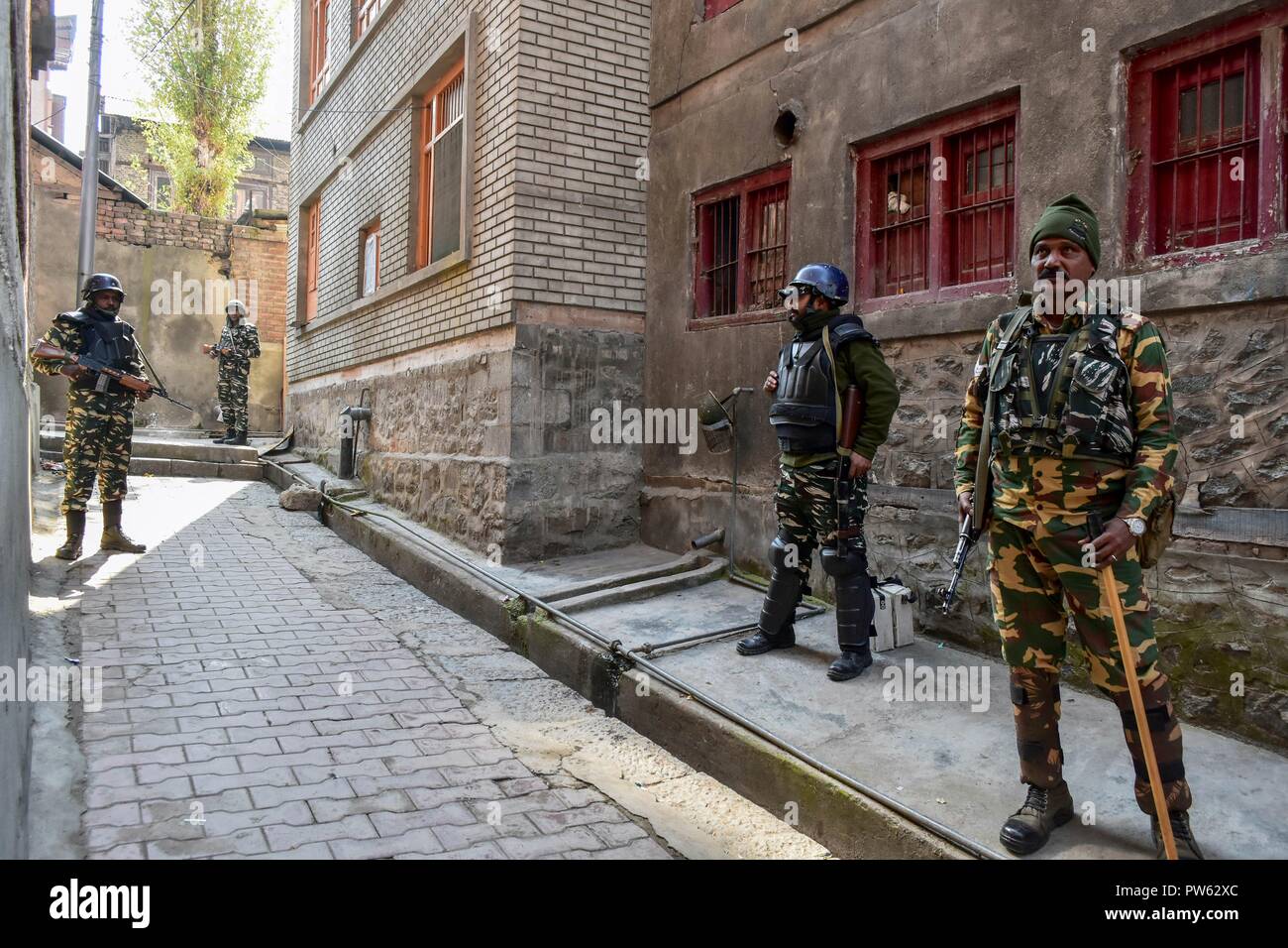 Ottobre 13, 2018 - Srinagar, J&K, India - di paramilitari troopers posizionarsi al di fuori della stazione di polling durante la terza fase delle elezioni locali in Srinagar, Indiano Kashmir amministrato. La terza fase del Jammu e Kashmir urbano corpo locale elezioni ha cominciato attraverso 300 seggi alle 6 di mattina del sabato in mezzo alle severe misure di sicurezza. Come molti come 365 candidati sono in mischia per le elezioni. Una spessa coltre di sicurezza è stata gettata intorno ai seggi, mentre le forze di sicurezza stanno conducendo dominazione area di esercizi per garantire un incidente-libera elezione, hanno detto i funzionari. (Credito mi Foto Stock