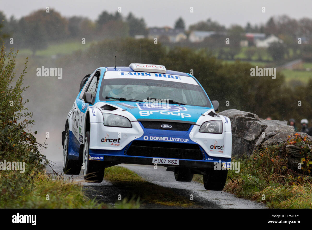 Ballybofey, Donegal, Irlanda. Xiii oct, 2018. Motorsports, Donegal Autunno Rally; Donagh Kelly e Conor Foley (Ford Focus WRC) airborne Credito: Azione Sport Plus/Alamy Live News Foto Stock