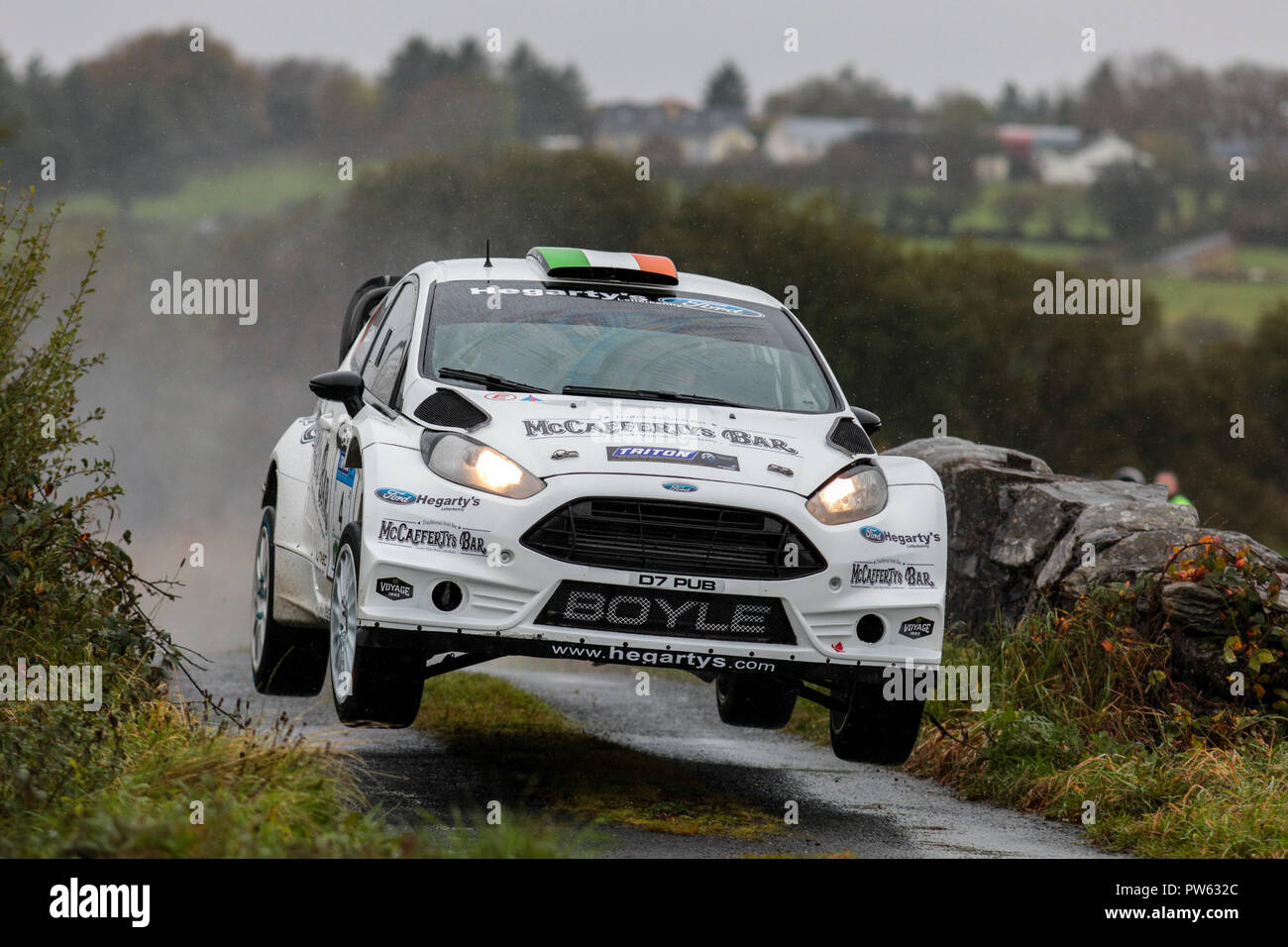 Ballybofey, Donegal, Irlanda. Xiii oct, 2018. Motorsports, Donegal Autunno Rally; Declan Boyle e James O'Reilly (Fiesta WRC) airborne Credito: Azione Sport Plus/Alamy Live News Foto Stock