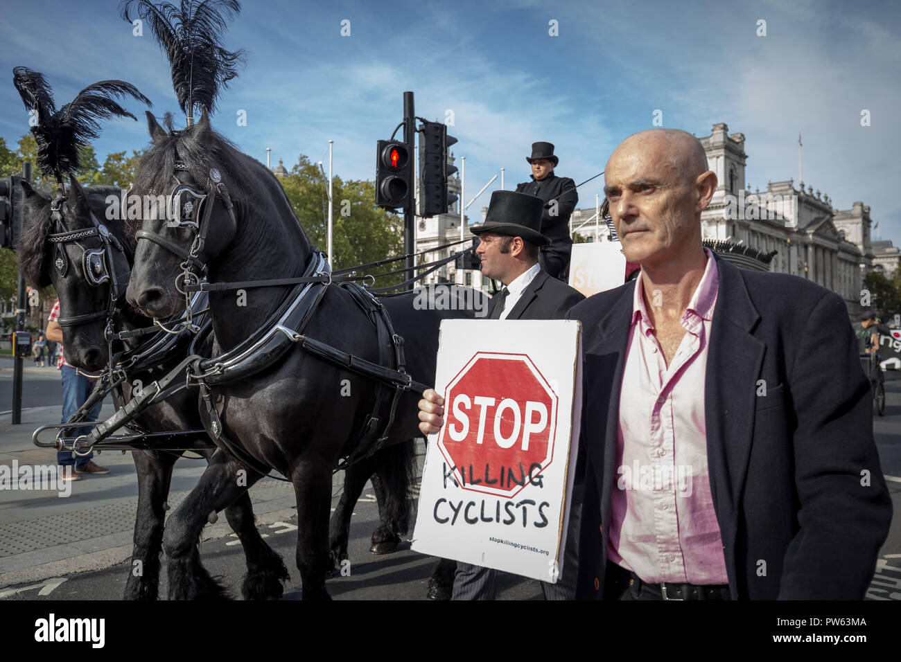 Londra, Regno Unito. 13 ottobre, 2018. Il National funebre per il ciclista sconosciuto. Credito: Guy Corbishley/Alamy Live News Foto Stock